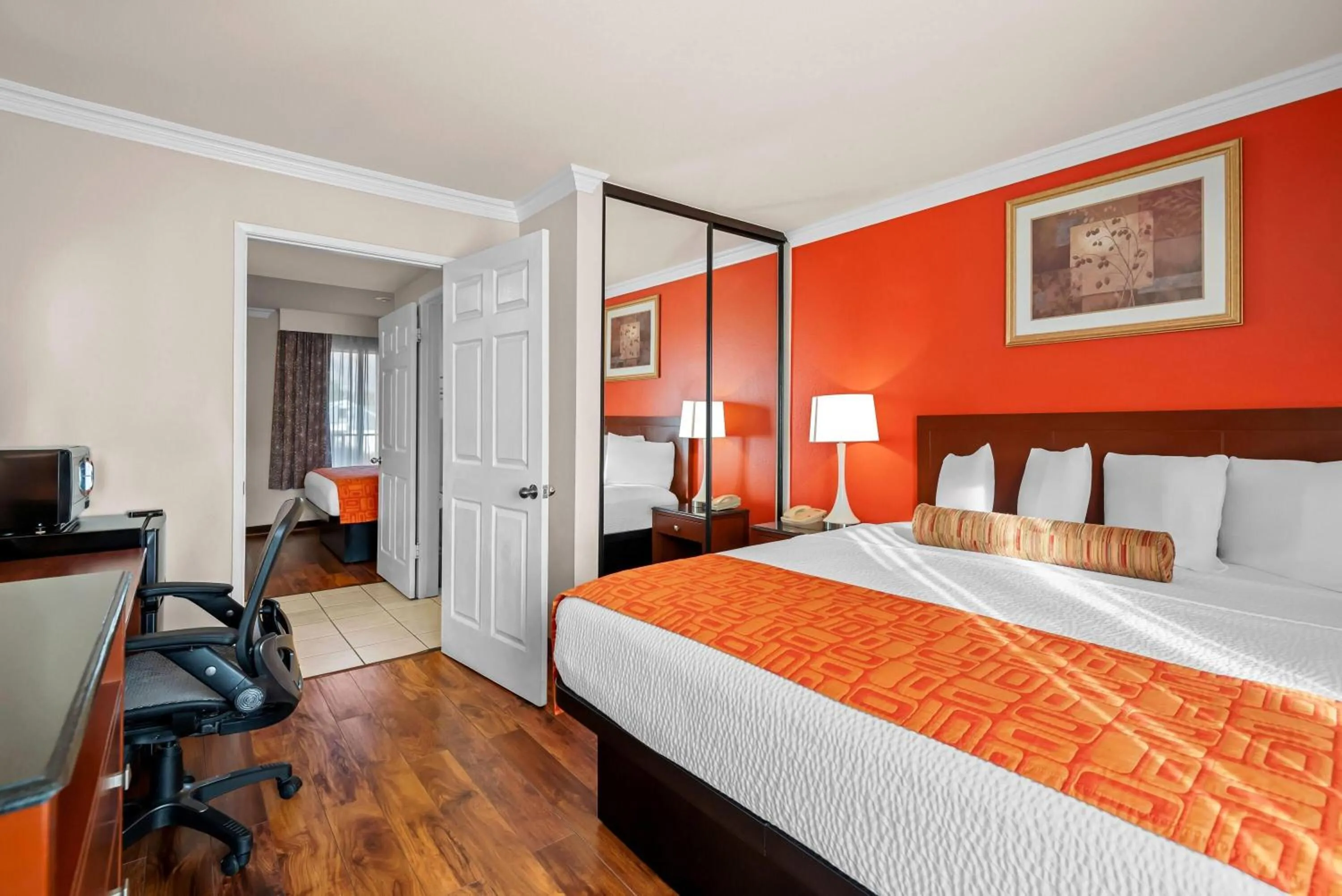 Photo of the whole room, Bed in Howard Johnson by Wyndham Pasadena