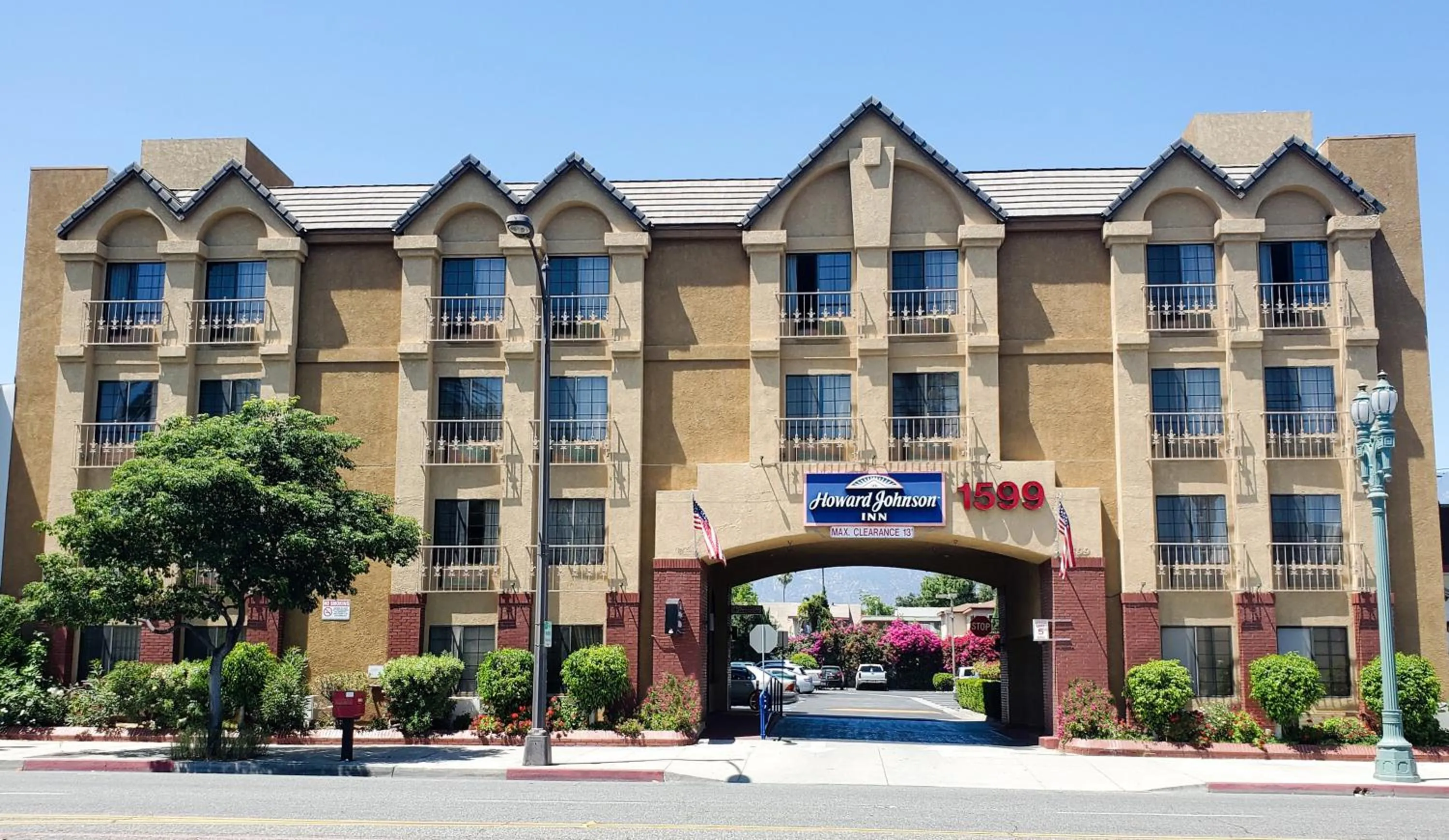 Property building in Howard Johnson by Wyndham Pasadena