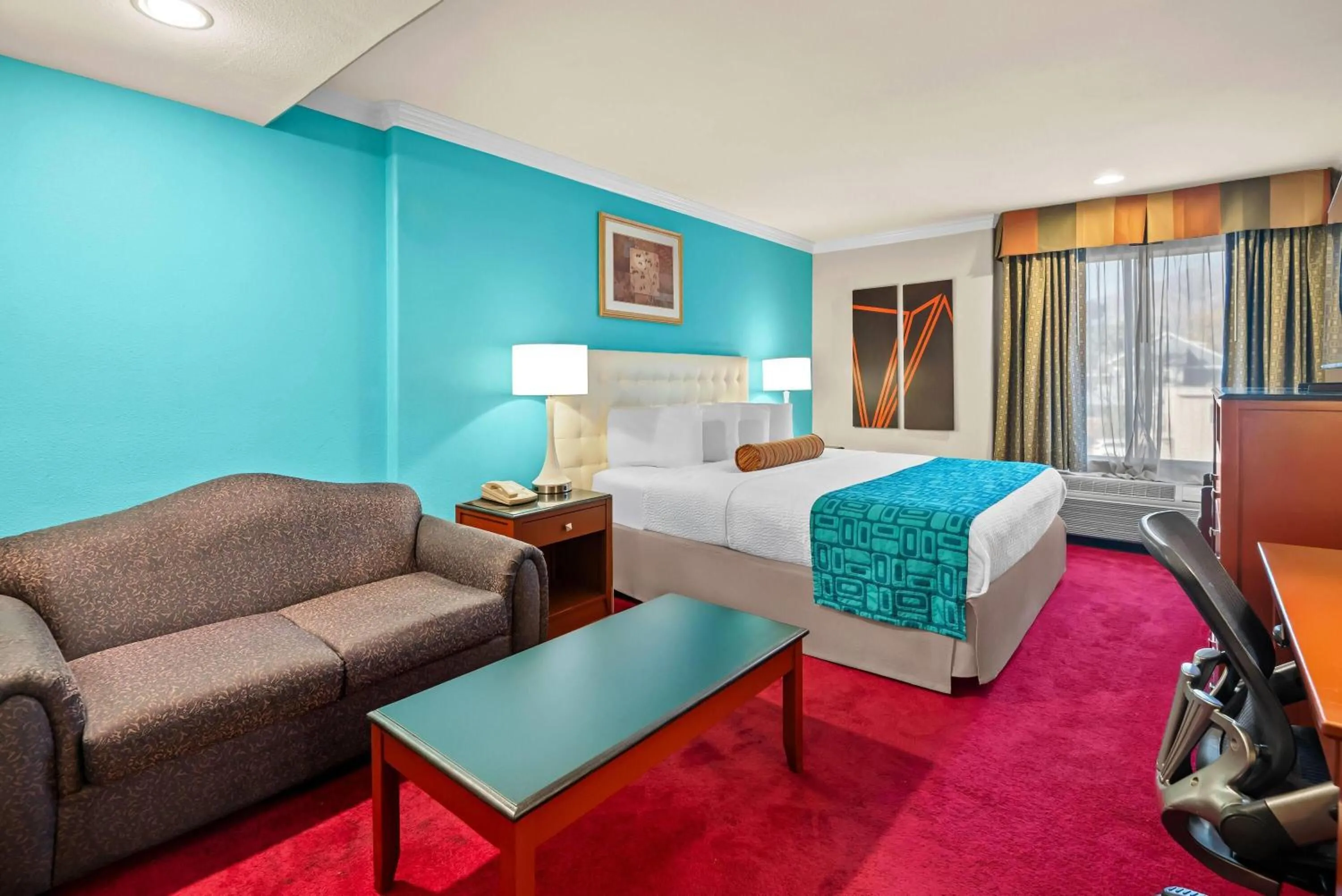 Bed in Howard Johnson by Wyndham Pasadena