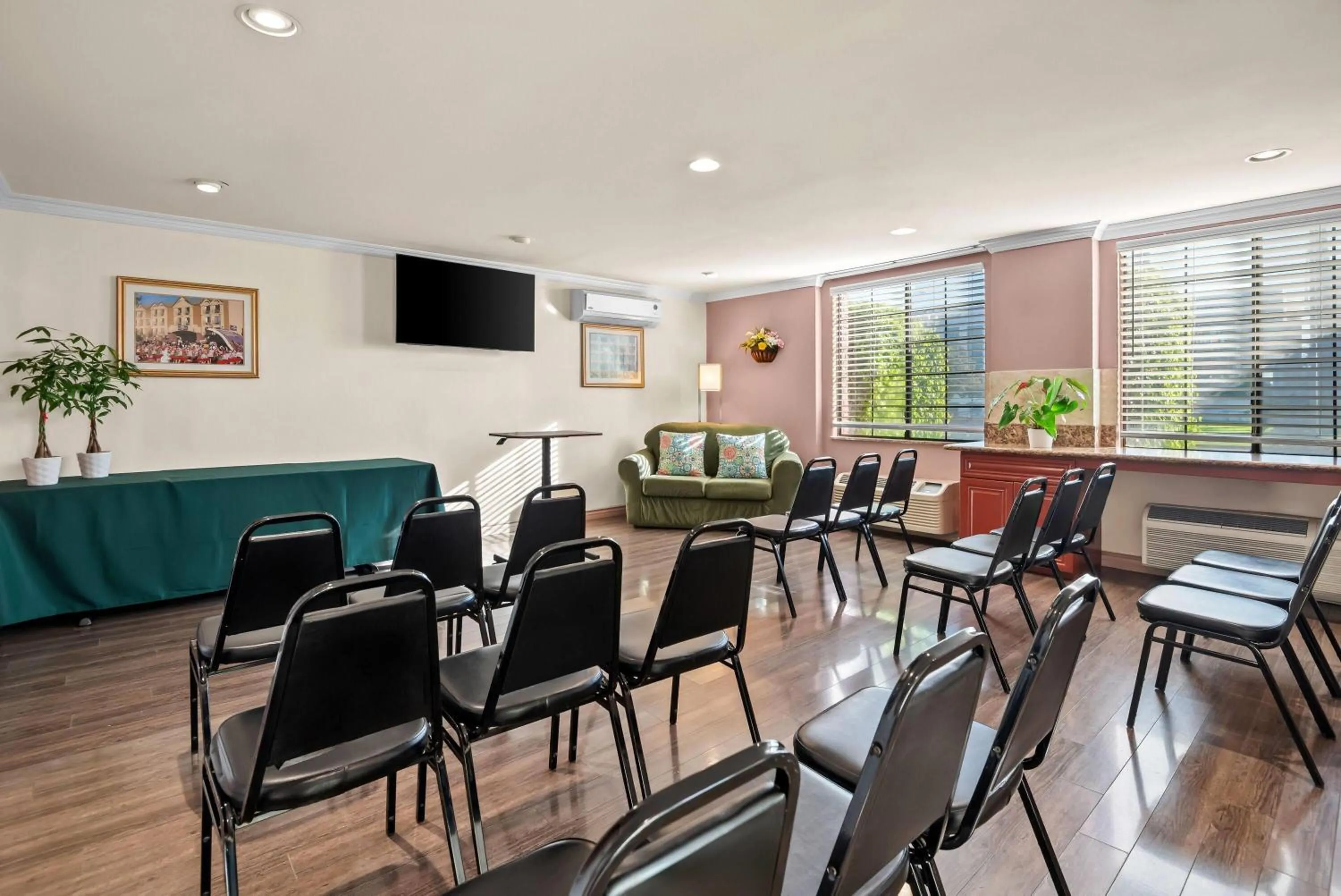 Meeting/conference room in Howard Johnson by Wyndham Pasadena