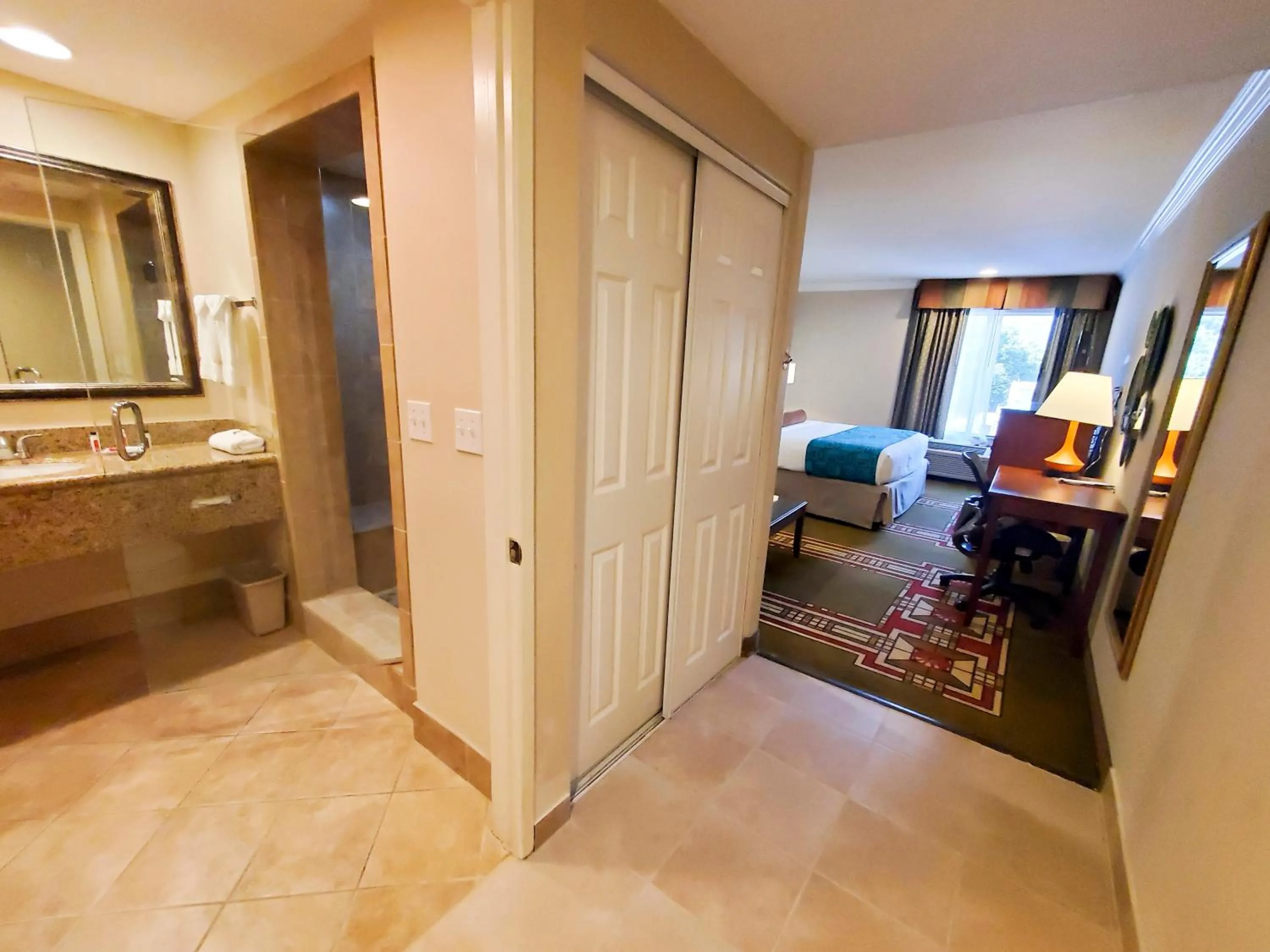Bathroom, Bed in Howard Johnson by Wyndham Pasadena