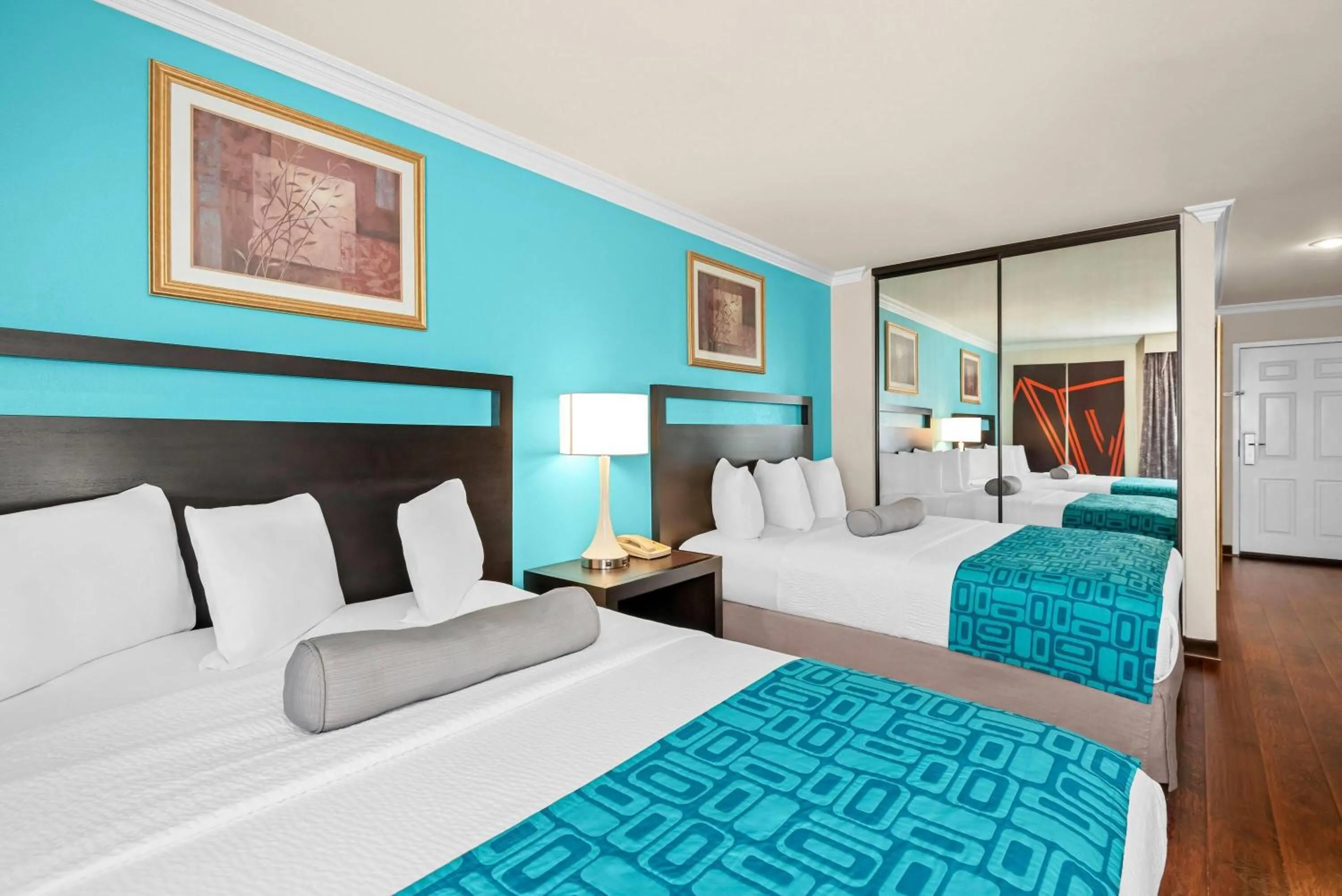 Bed in Howard Johnson by Wyndham Pasadena