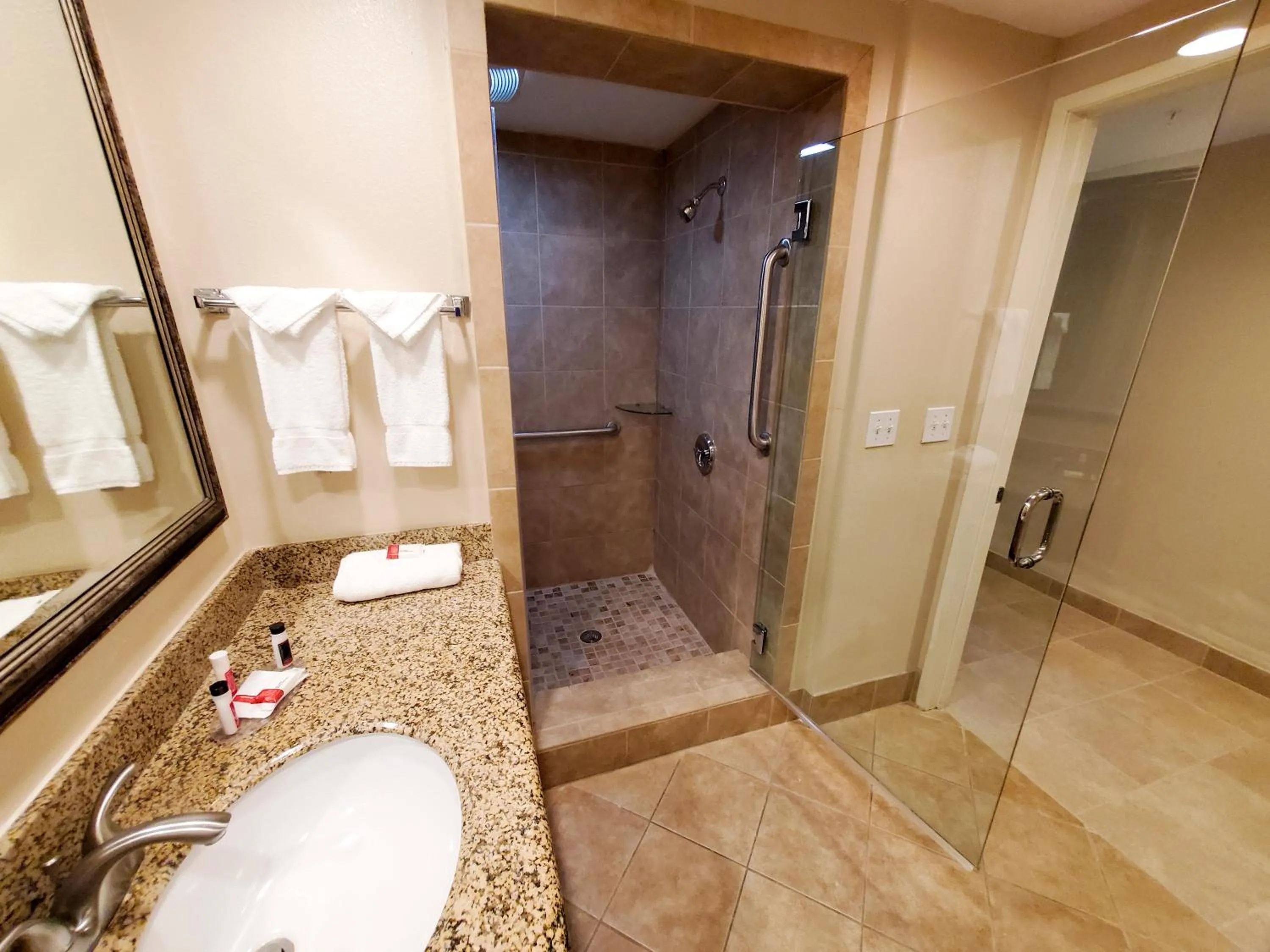 Bathroom in Howard Johnson by Wyndham Pasadena