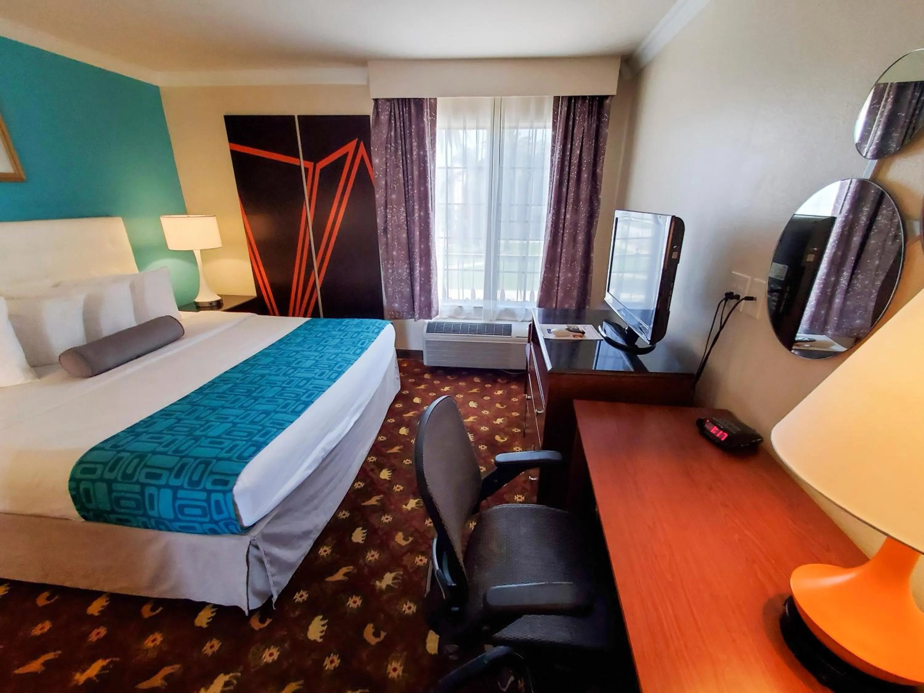 TV and multimedia, Bed in Howard Johnson by Wyndham Pasadena
