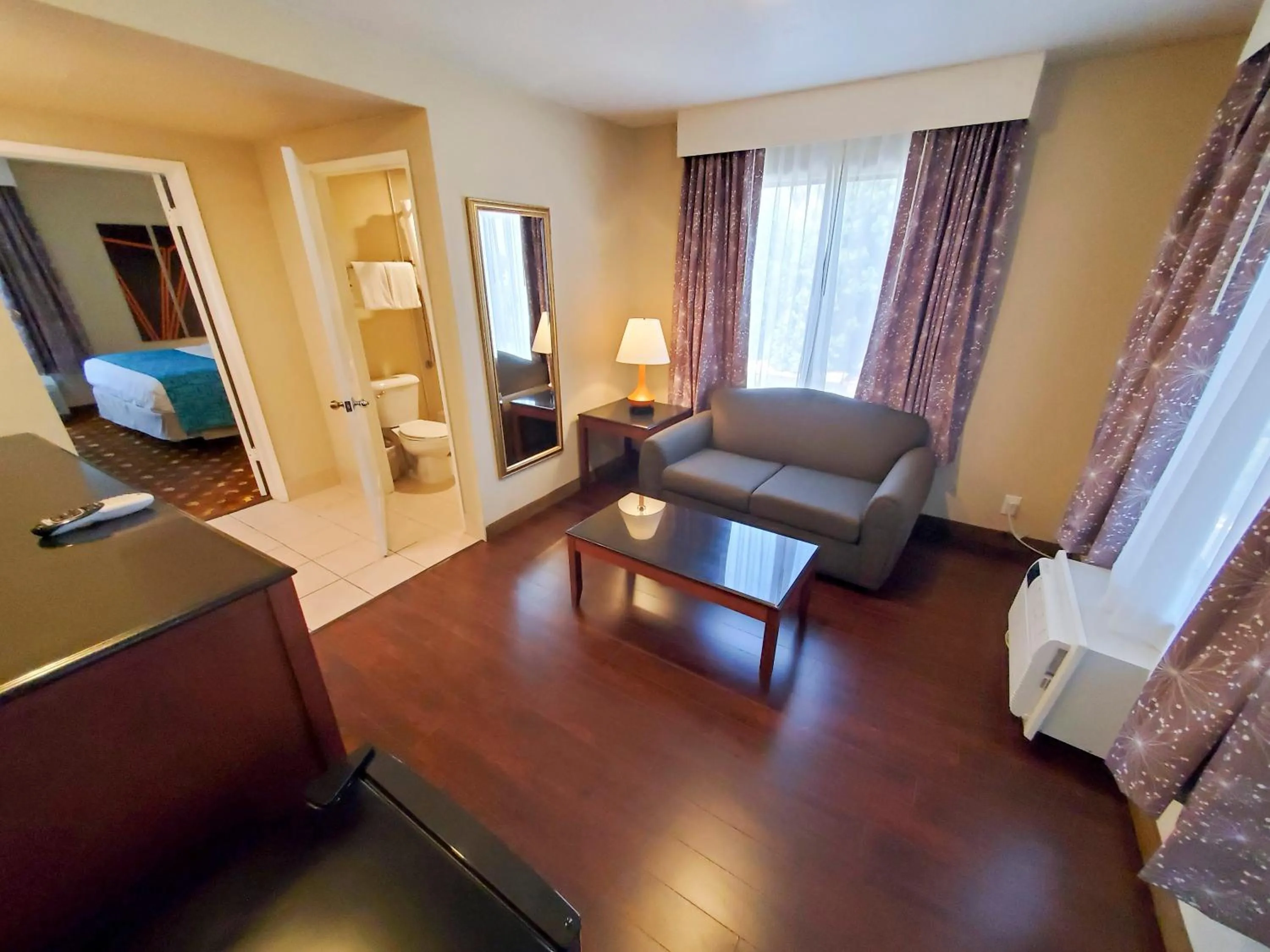 Photo of the whole room, Bed in Howard Johnson by Wyndham Pasadena