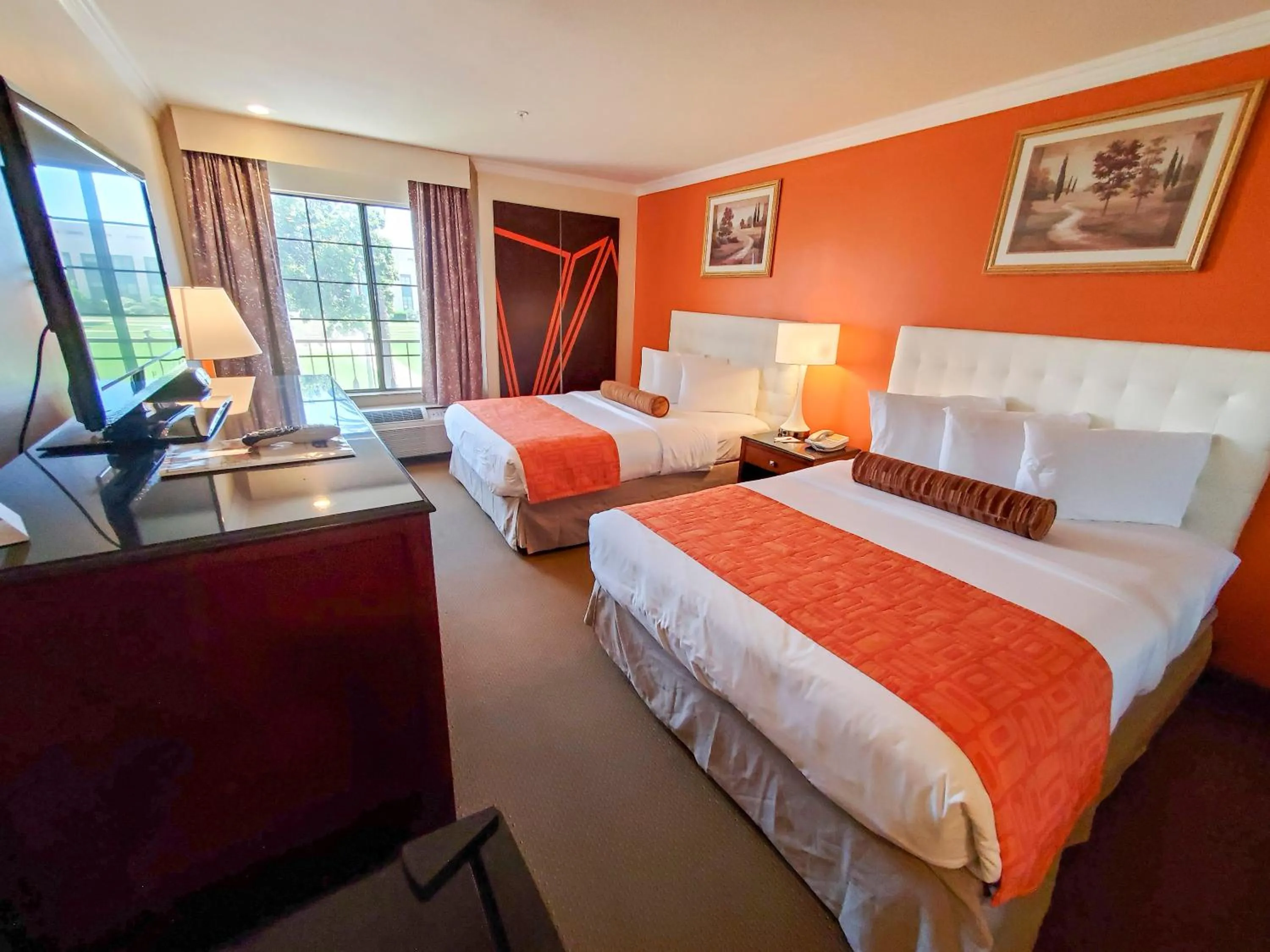 Bed in Howard Johnson by Wyndham Pasadena