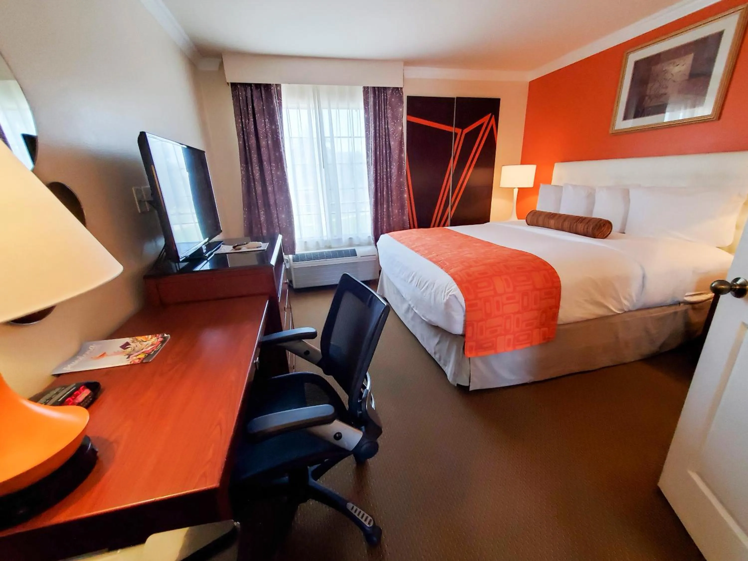 Photo of the whole room, Bed in Howard Johnson by Wyndham Pasadena