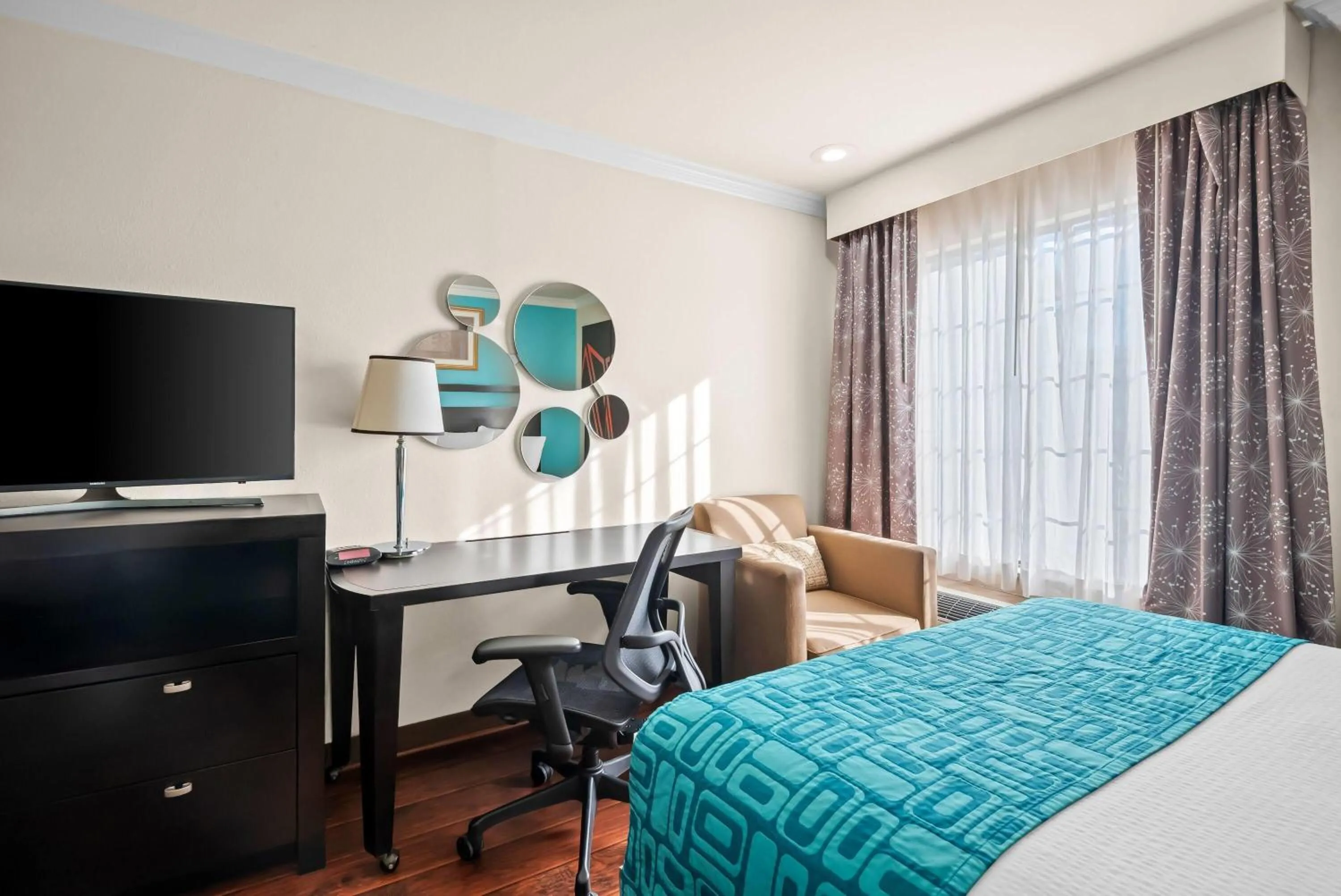 Bed in Howard Johnson by Wyndham Pasadena