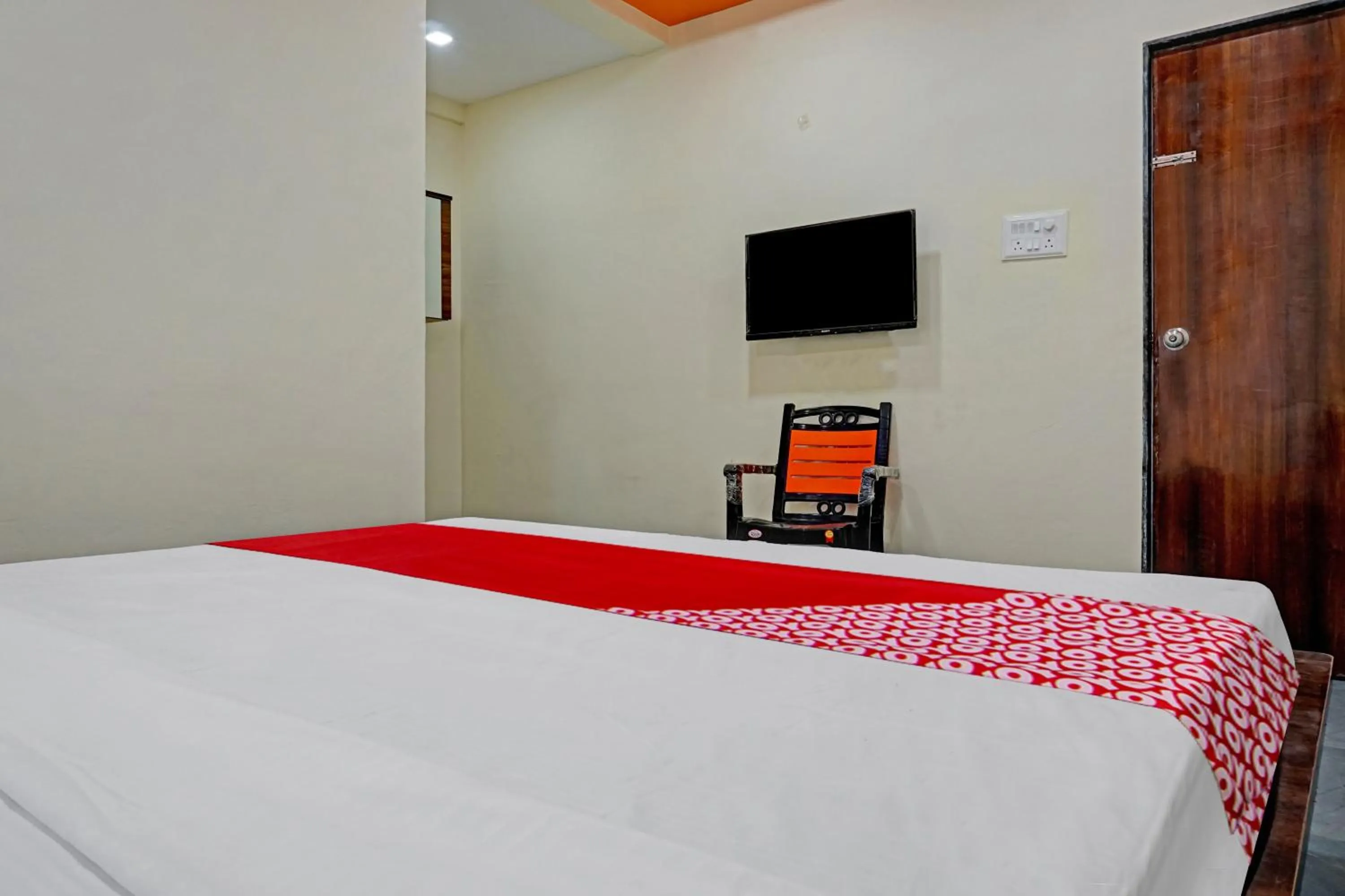 Facade/entrance, Bed in Hotel O Shanaya Lodging