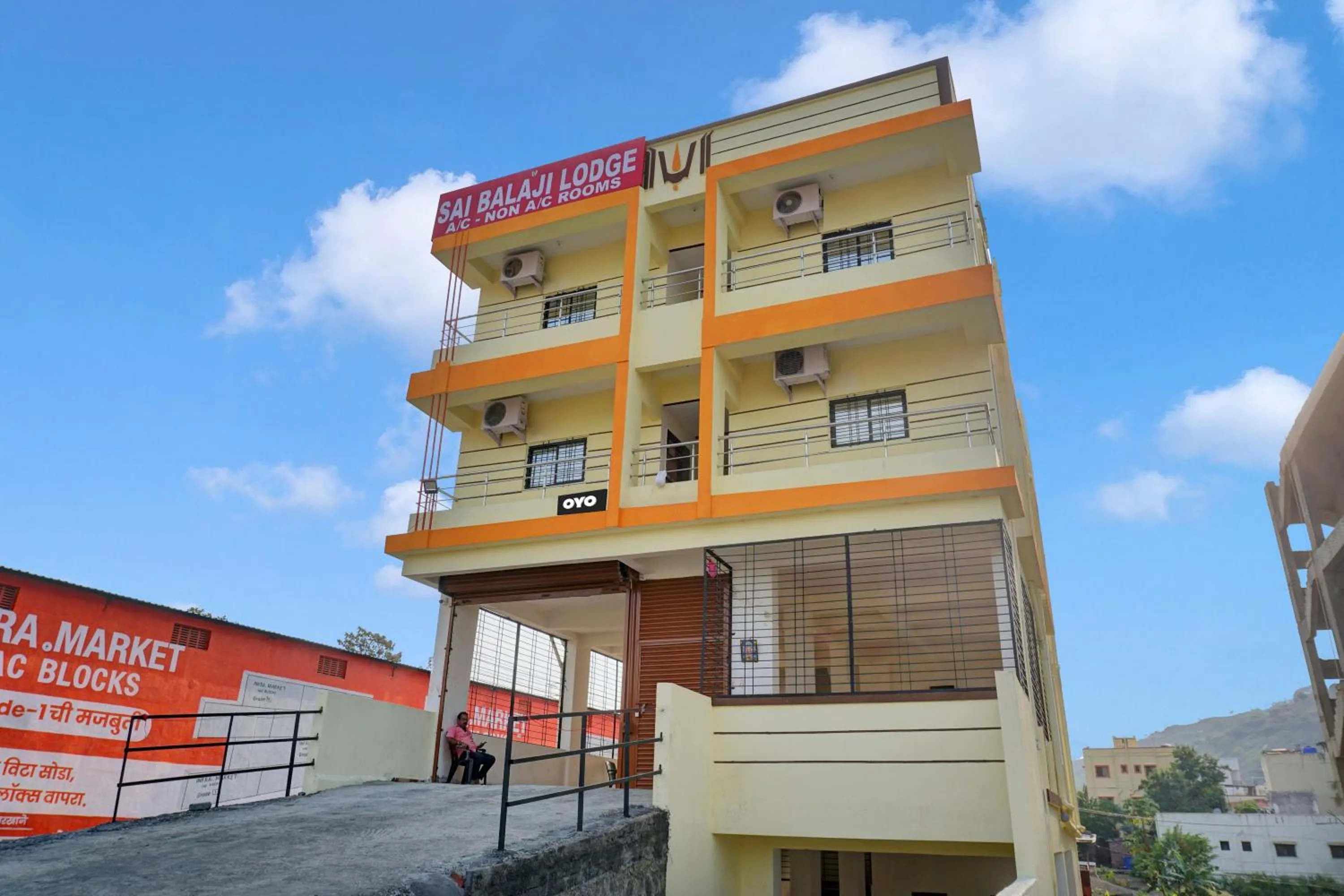 Facade/entrance in OYO Flagship Sai Balaji Lodge