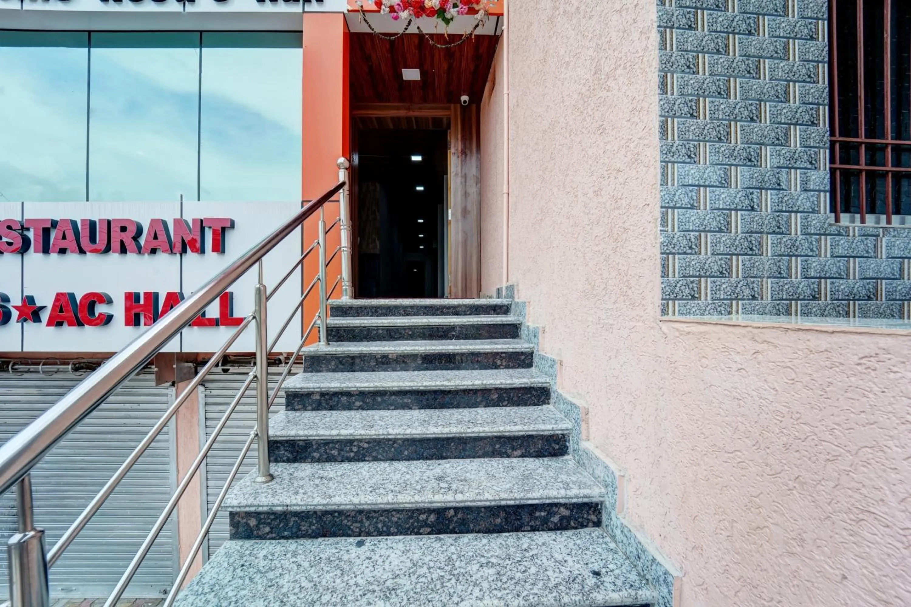 Facade/entrance in Hotel O Snug Inn