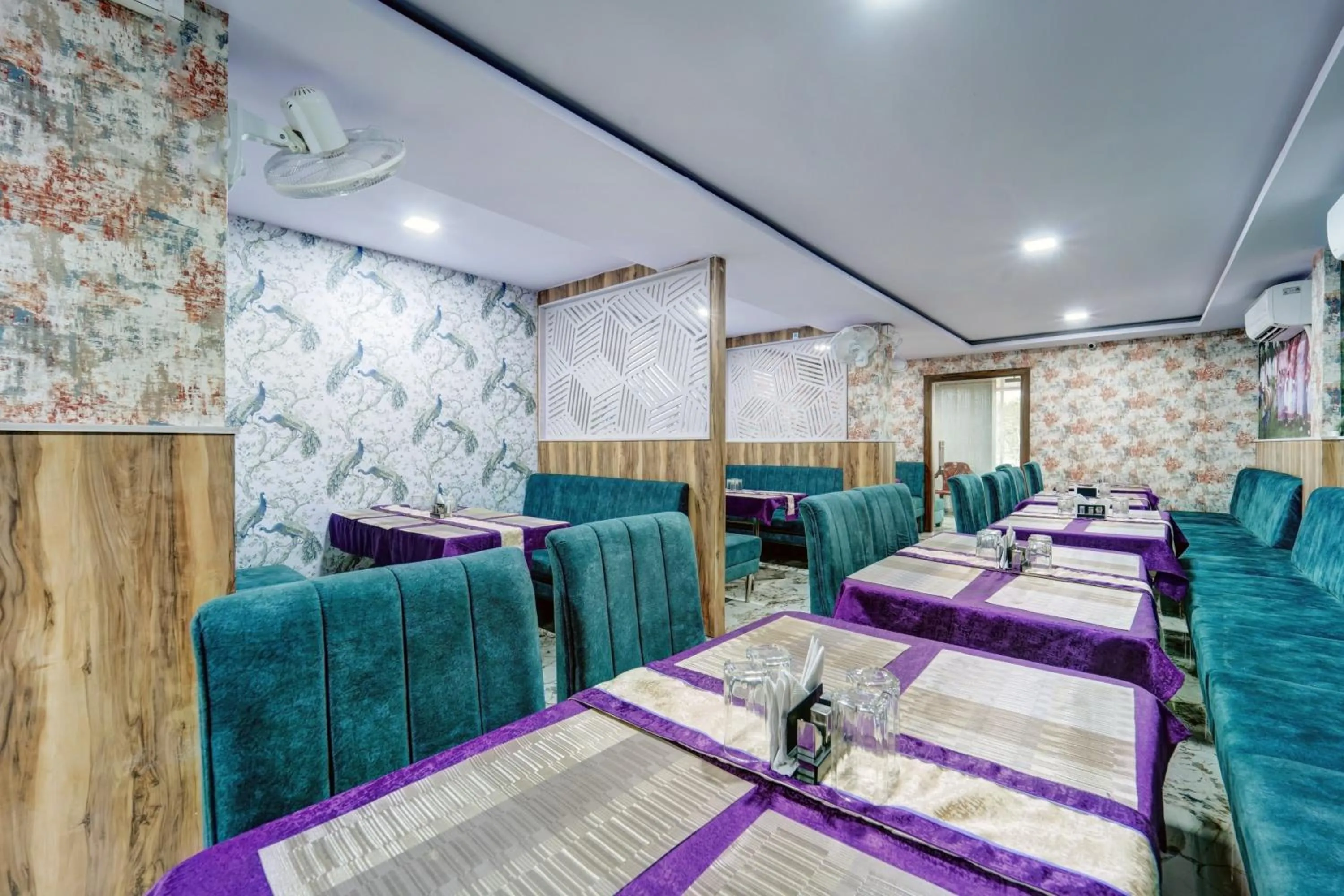 Restaurant/places to eat in Hotel O Snug Inn