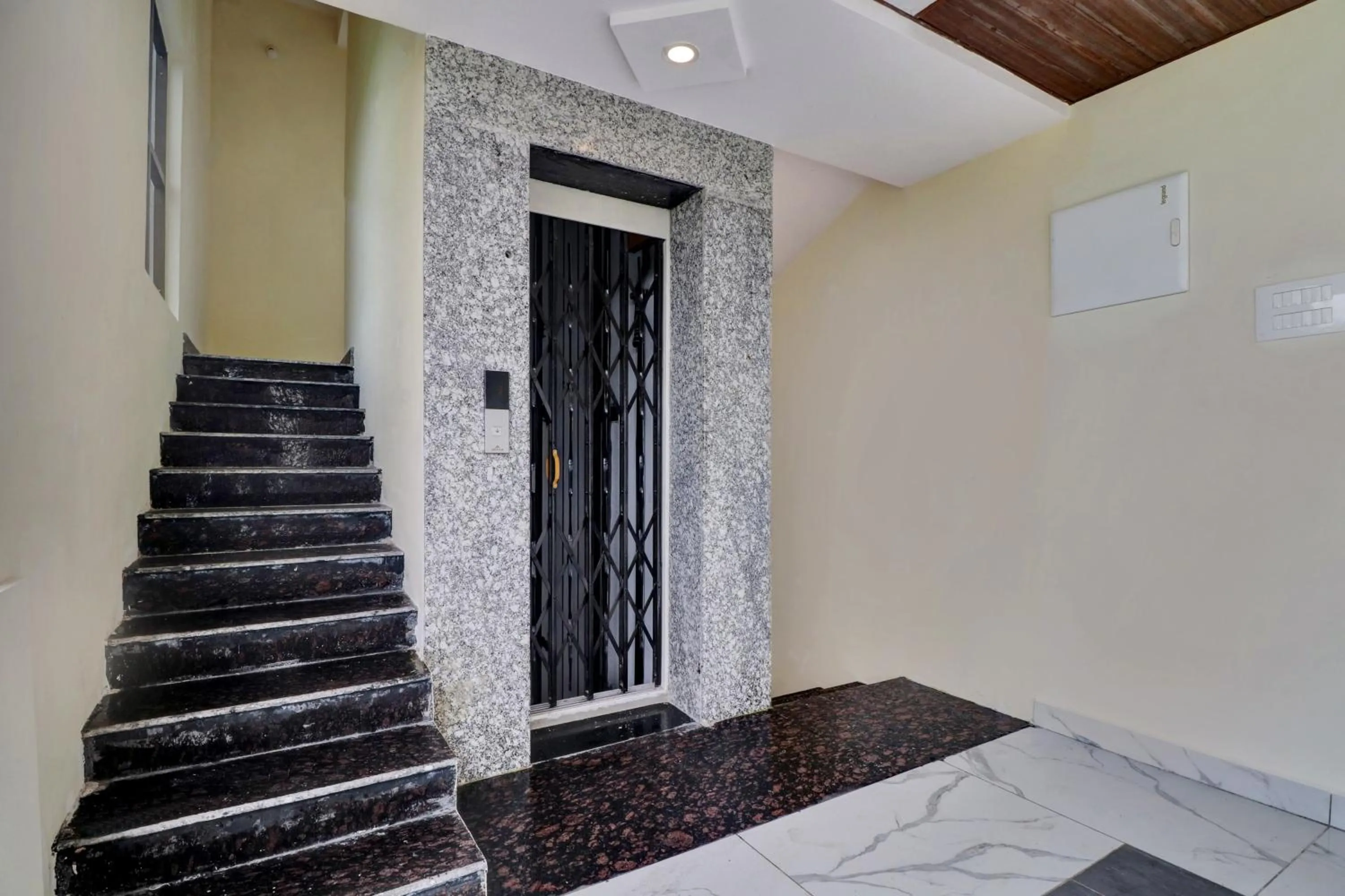 Facade/entrance in OYO Flagship Ak Pride