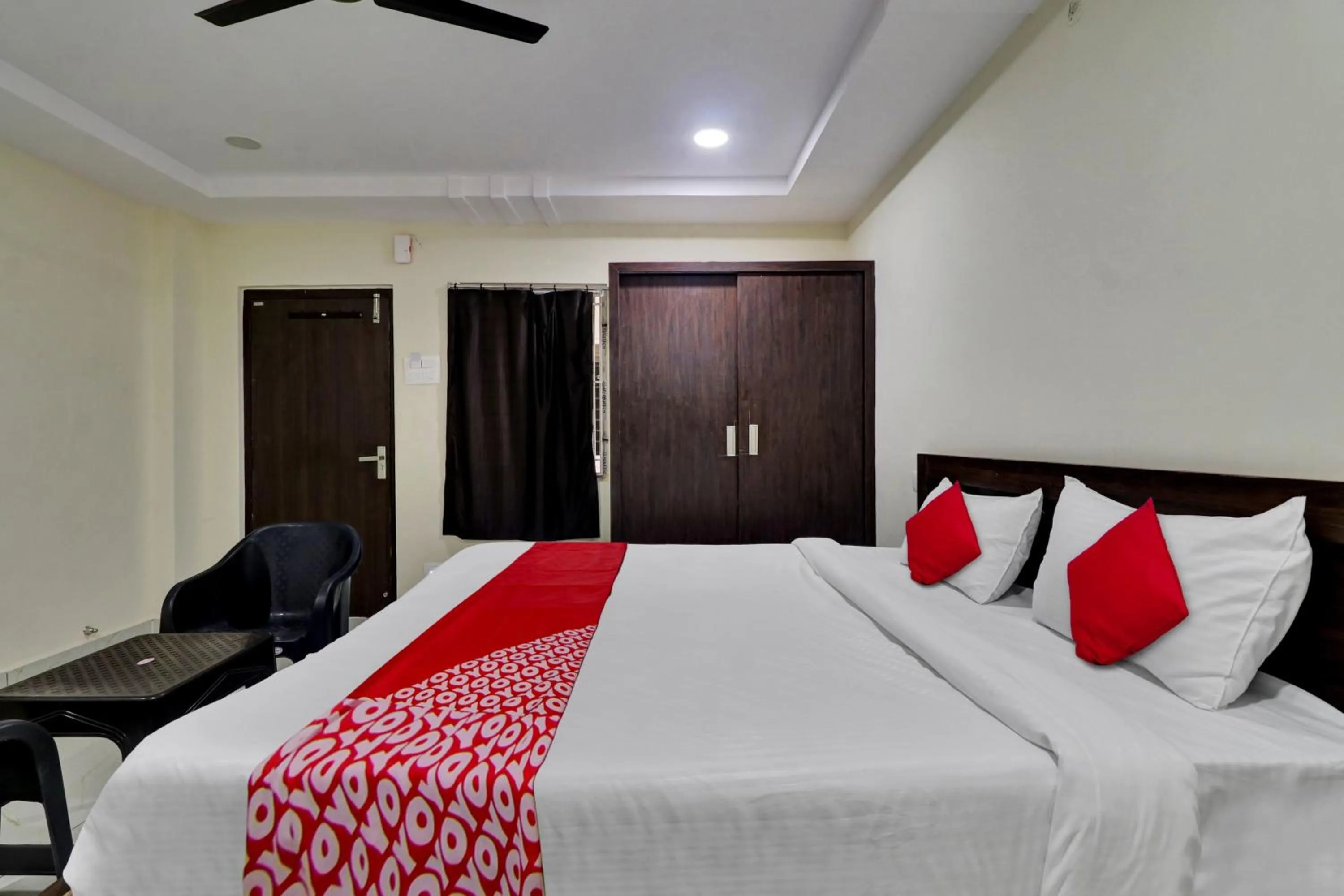 Bedroom, Bed in OYO Flagship Ak Pride