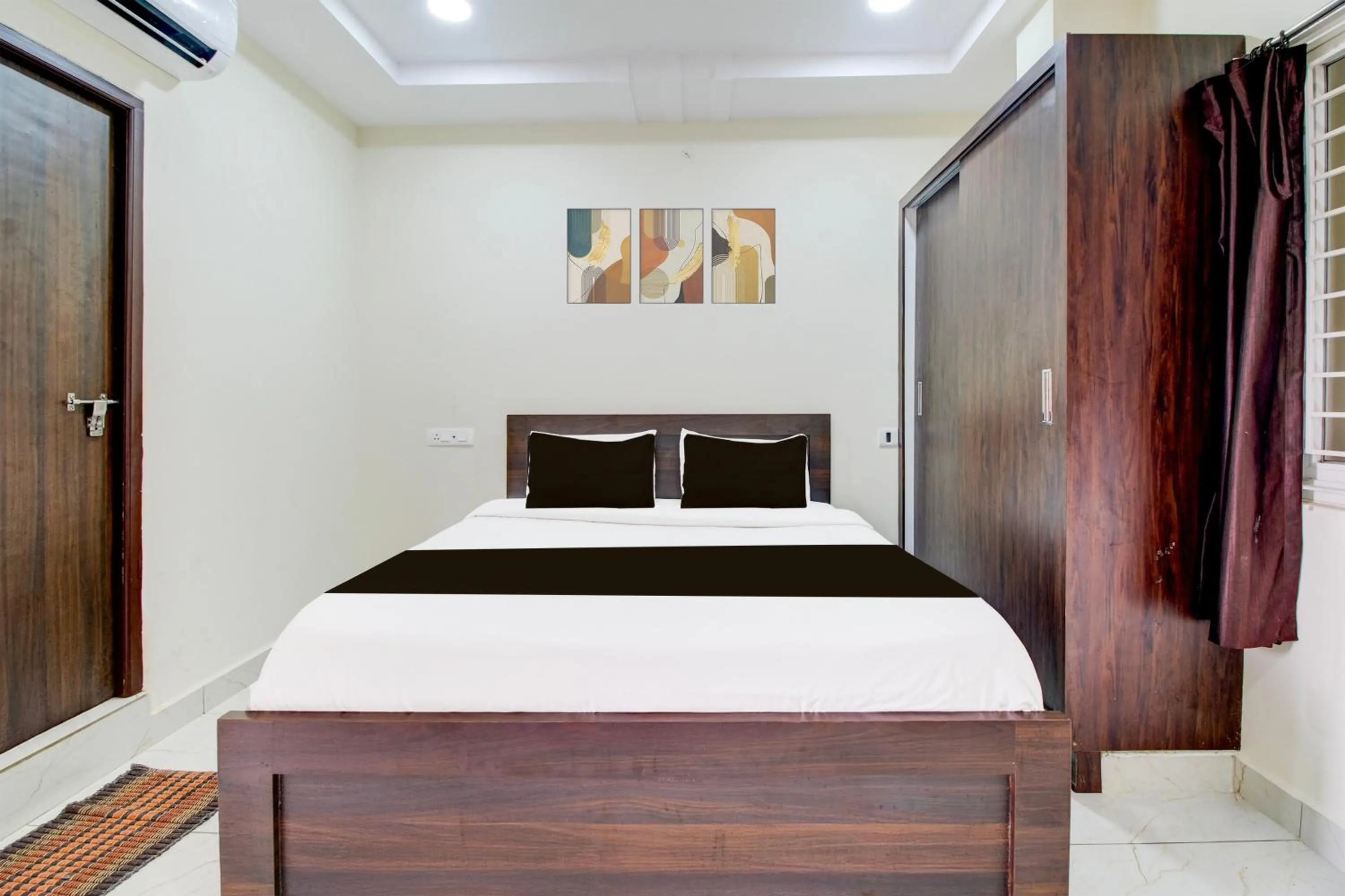 Bedroom, Bed in Super Hotel O Ramavarapadu Near PVR Icon