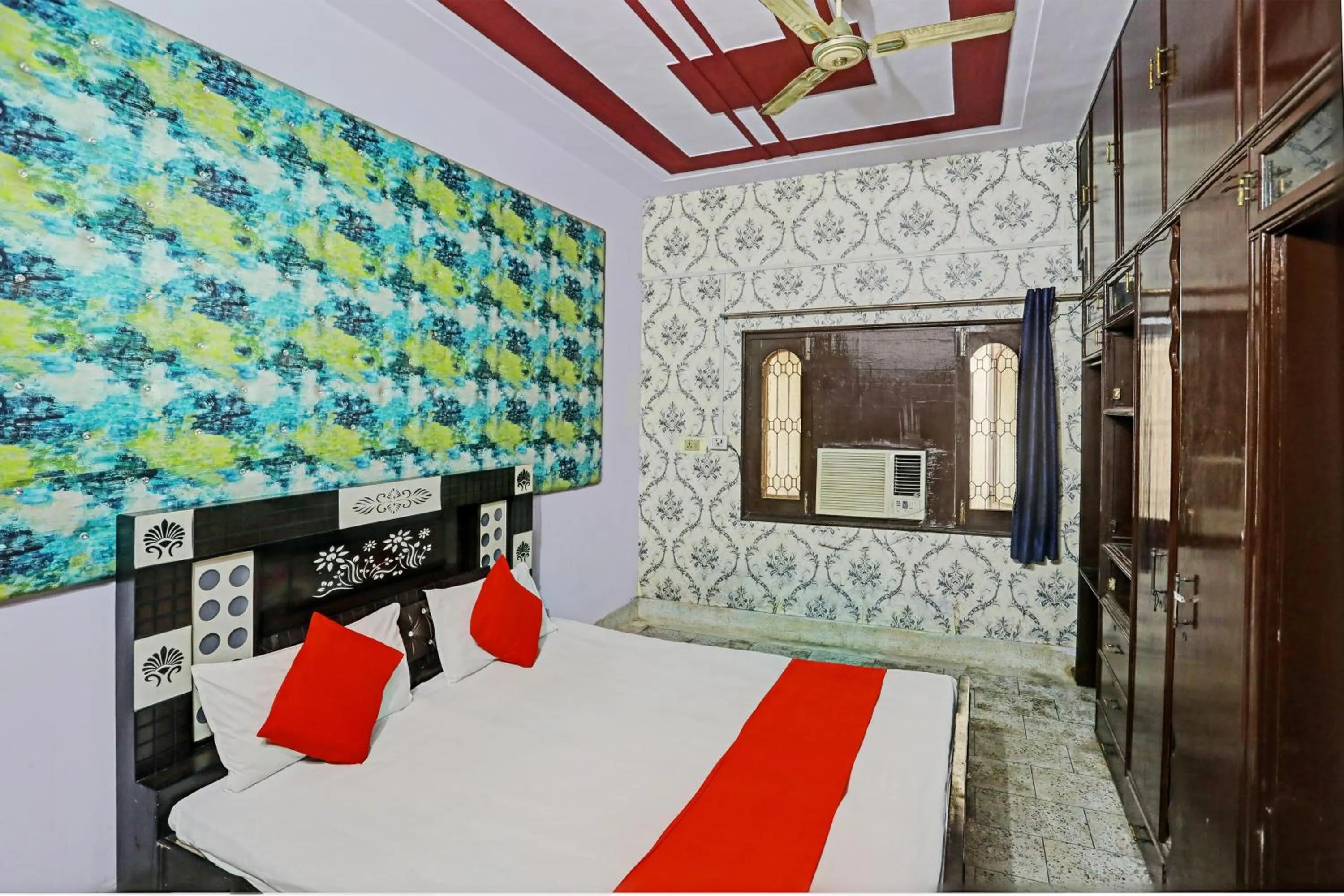 Facade/entrance in OYO Flagship Hotel Waves