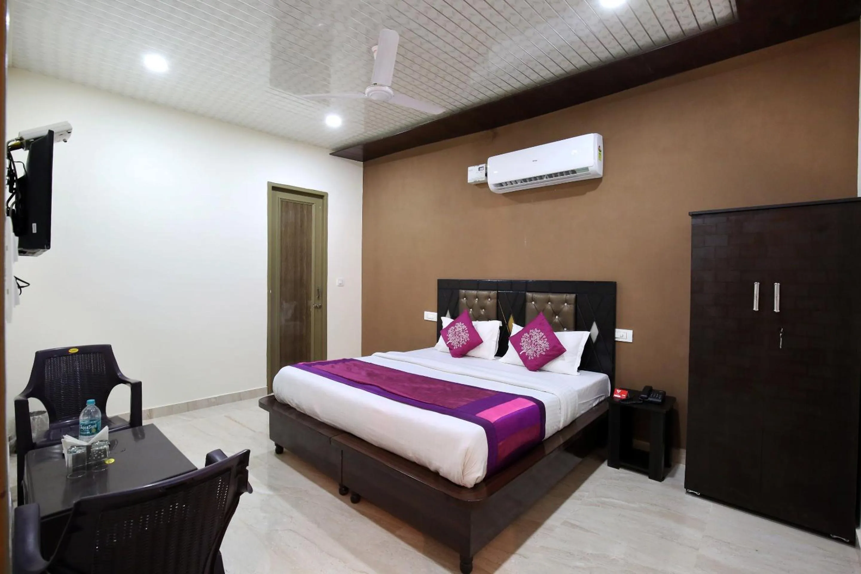 Bedroom in Hotel O Zirakpur City Court Complex Formerly The Platinum