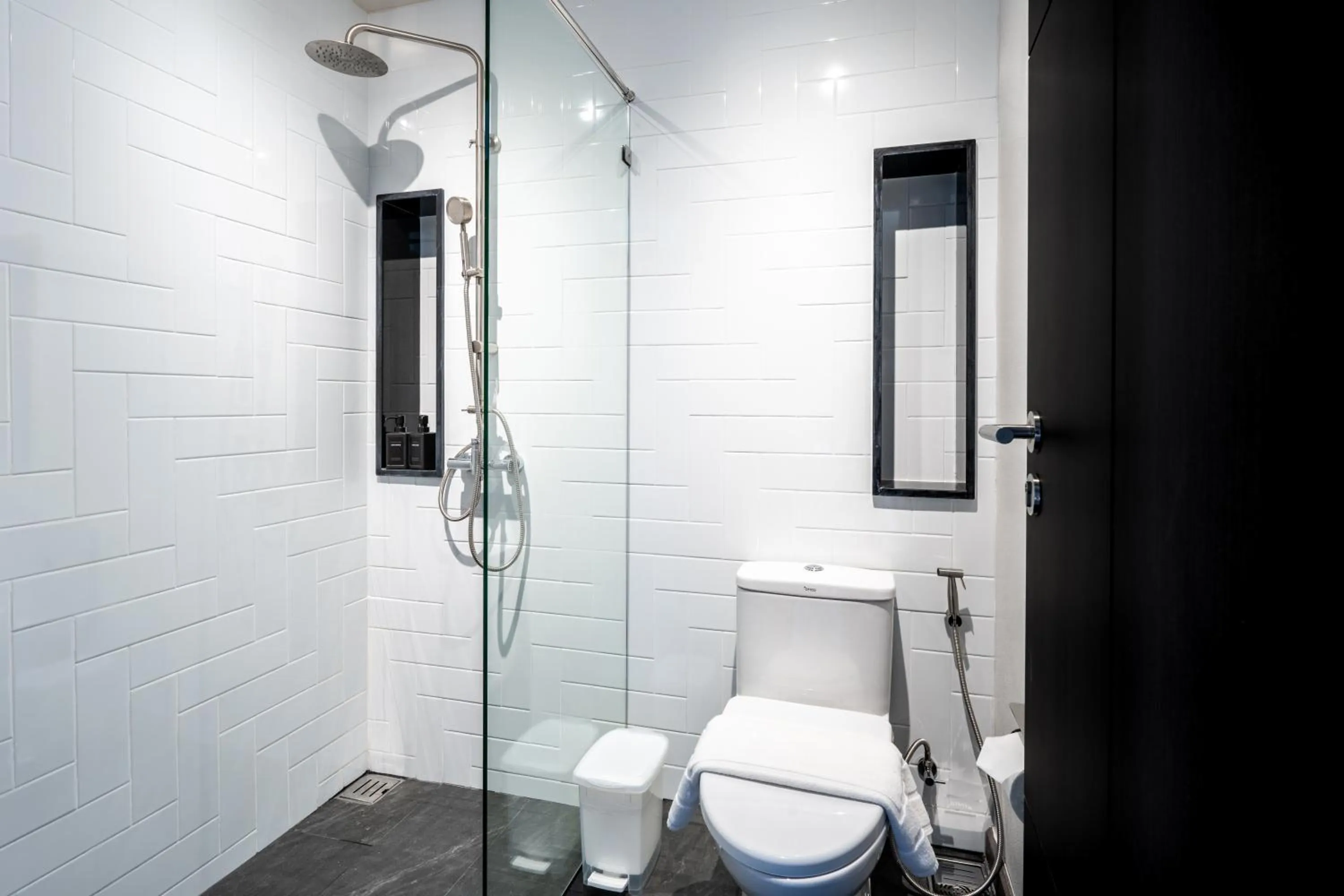 Shower in Blu Monkey Hub and Hotel Krabi Town