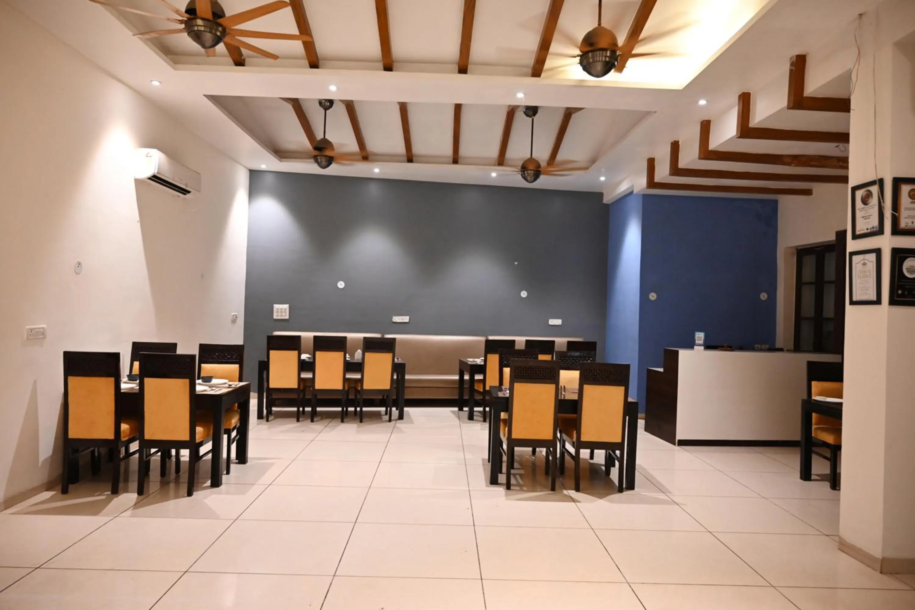 Restaurant/places to eat in Hotel Badrika Inn