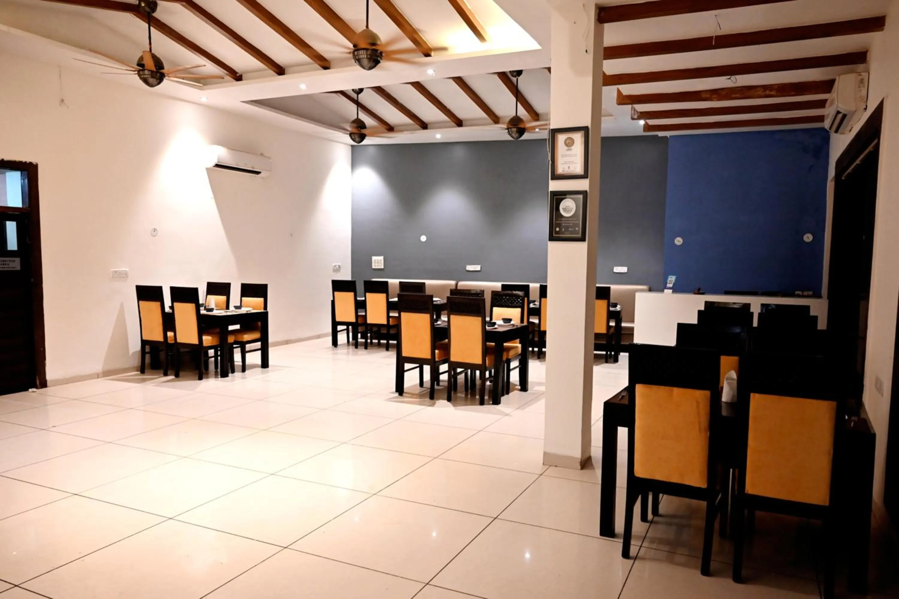 Restaurant/places to eat in Hotel Badrika Inn