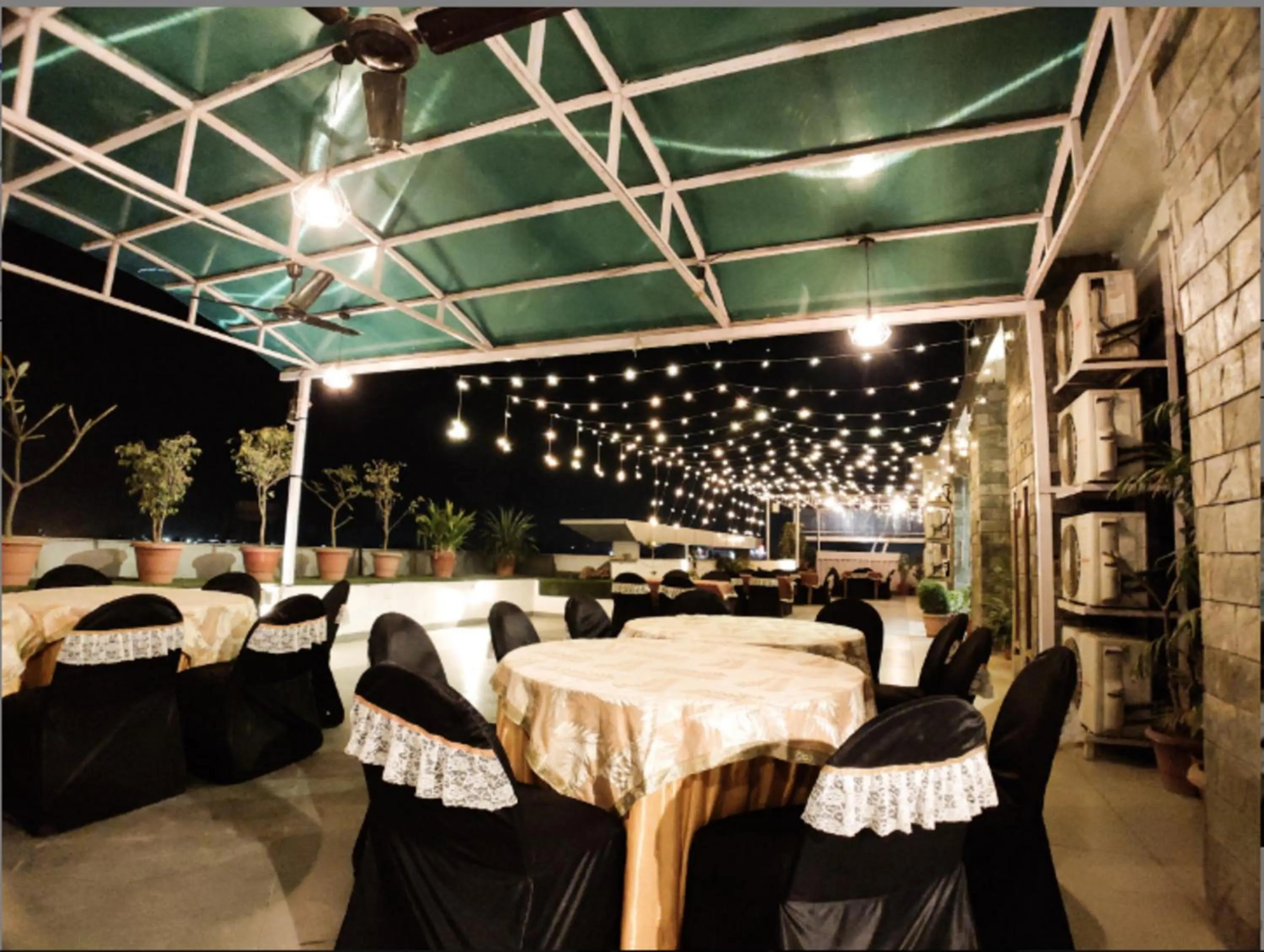 Restaurant/places to eat in Hotel Badrika Inn