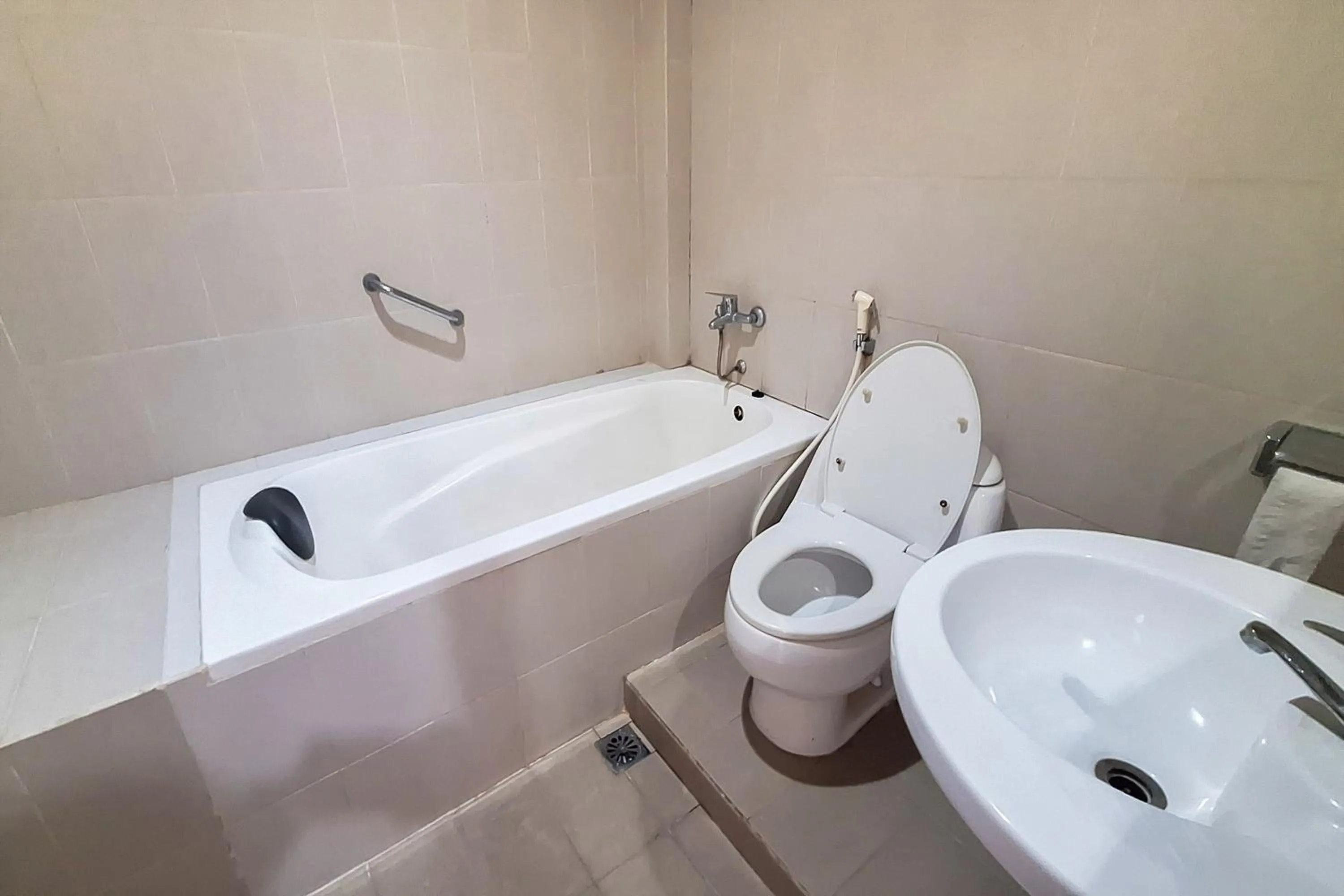 Bathroom in Urbanview Hotel Surya Kahayan Palangkaraya by RedDoorz