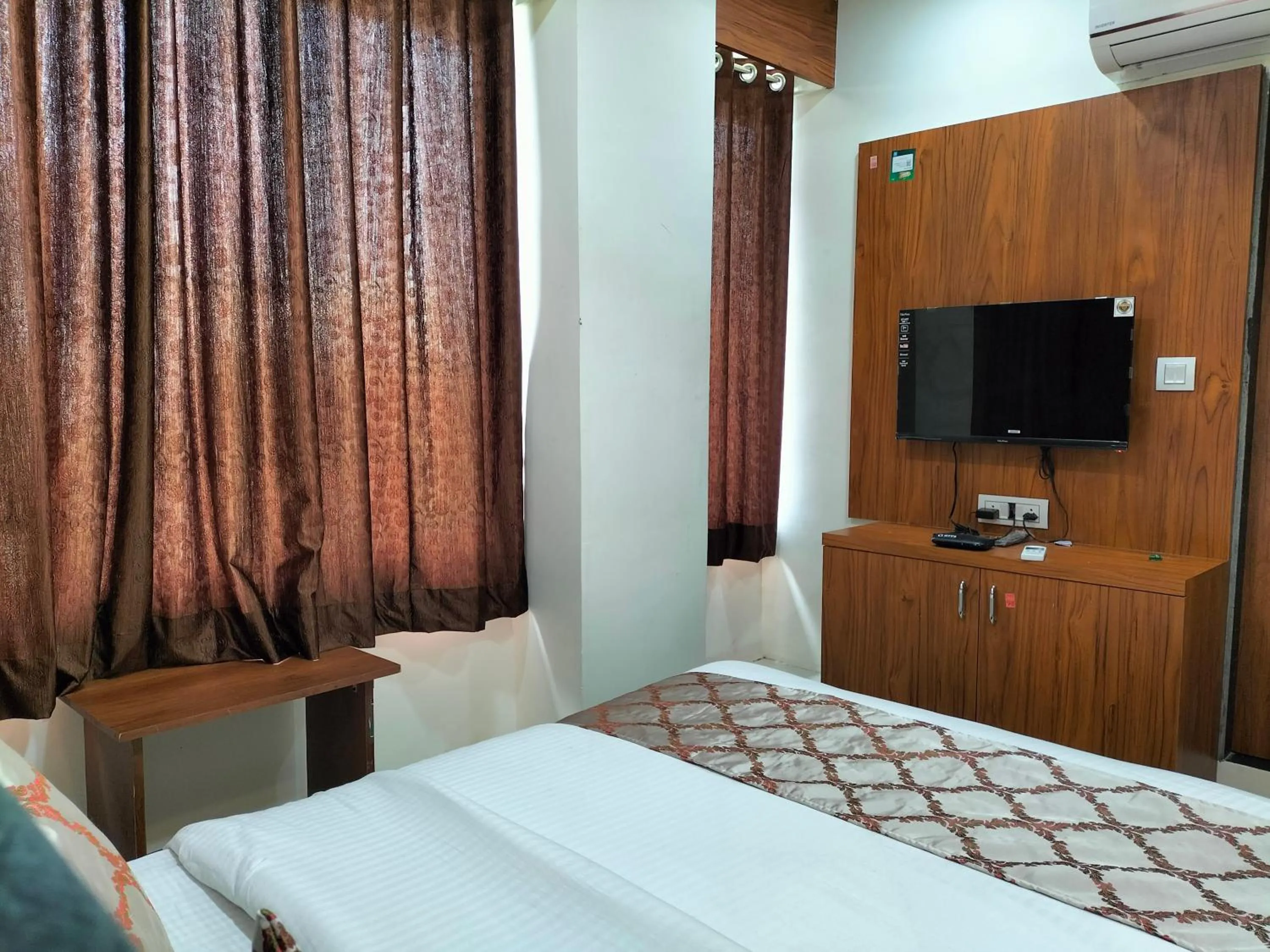Bed, TV/Entertainment Center in Hotel Divya Palace