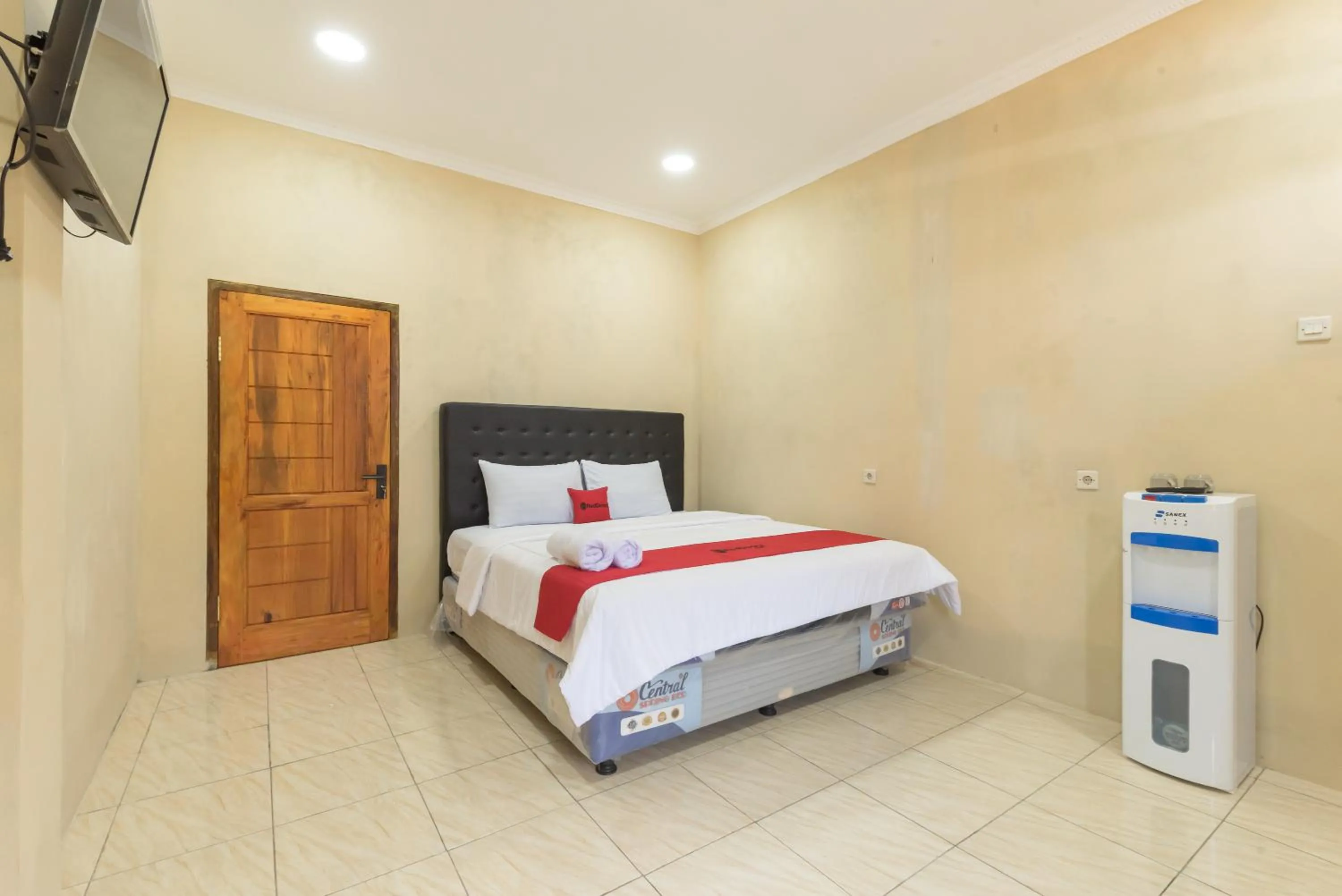 Bedroom, Bed in RedDoorz Resort @ Ciater 2