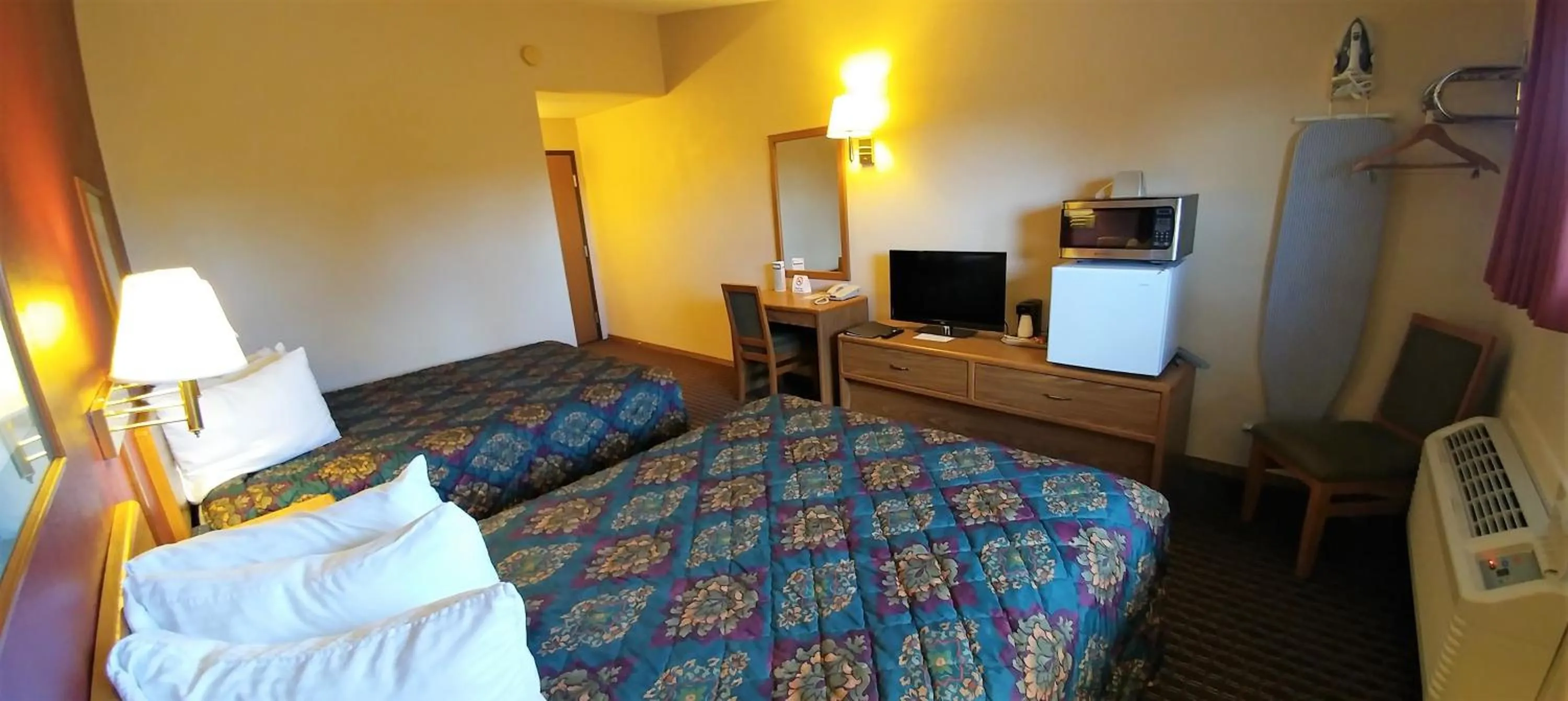 Bed in Red Carpet Inn - Windom