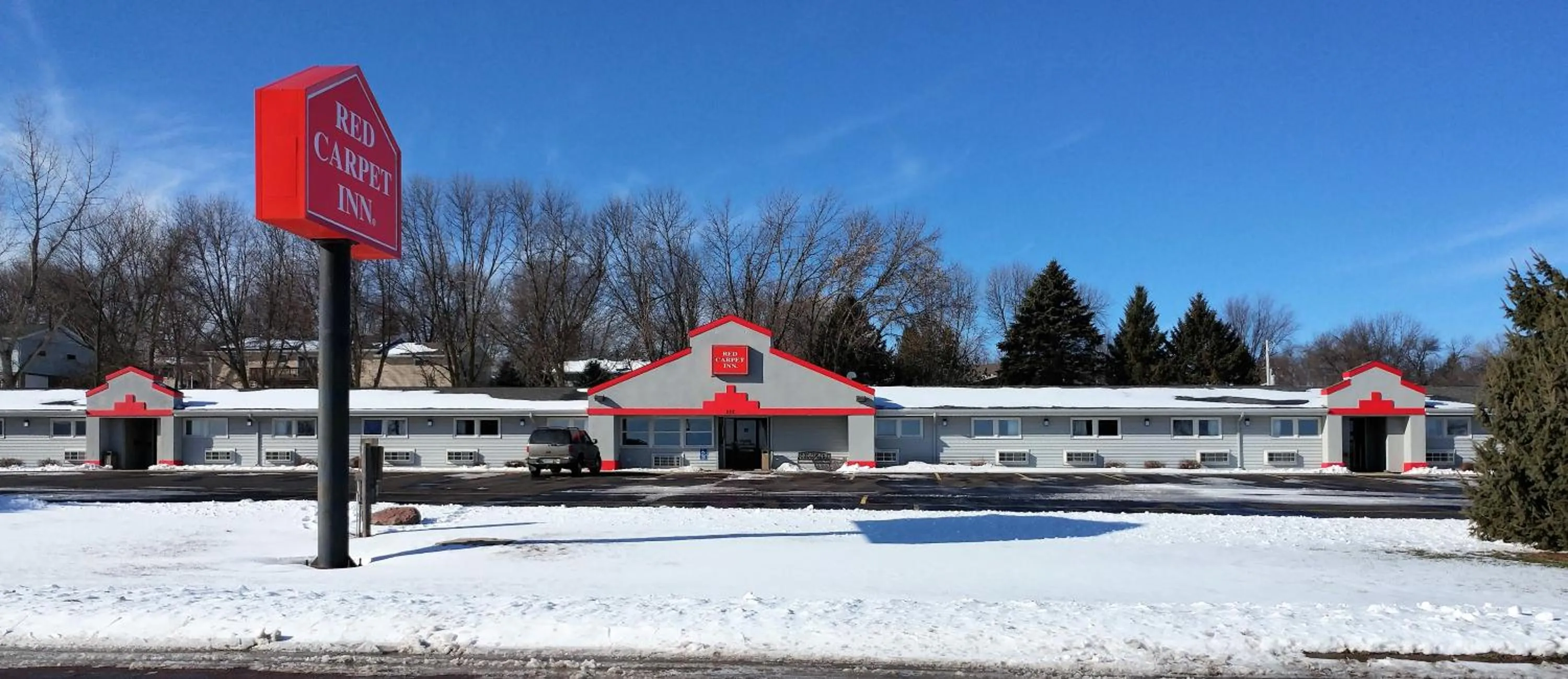Property building in Red Carpet Inn - Windom