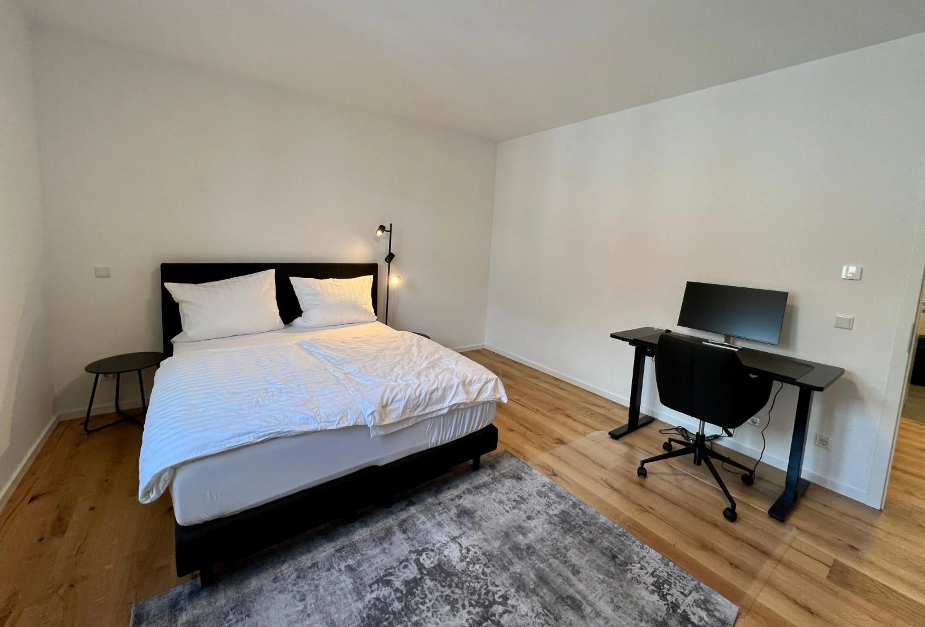 Bed in Workplace Apt/27inch Screen for 2 or 4/Kitchen