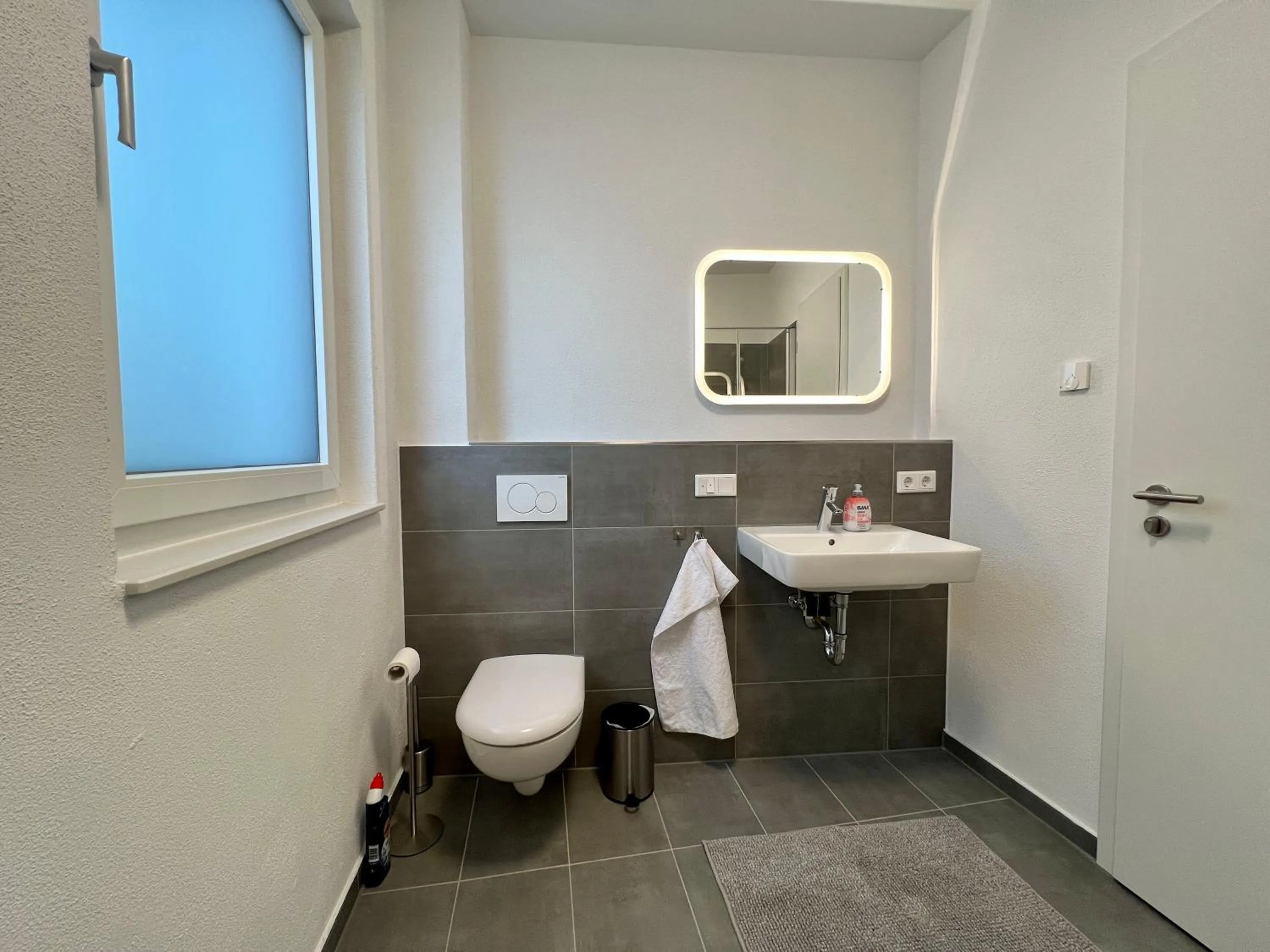Toilet in Workplace Apt/27inch Screen for 2 or 4/Kitchen