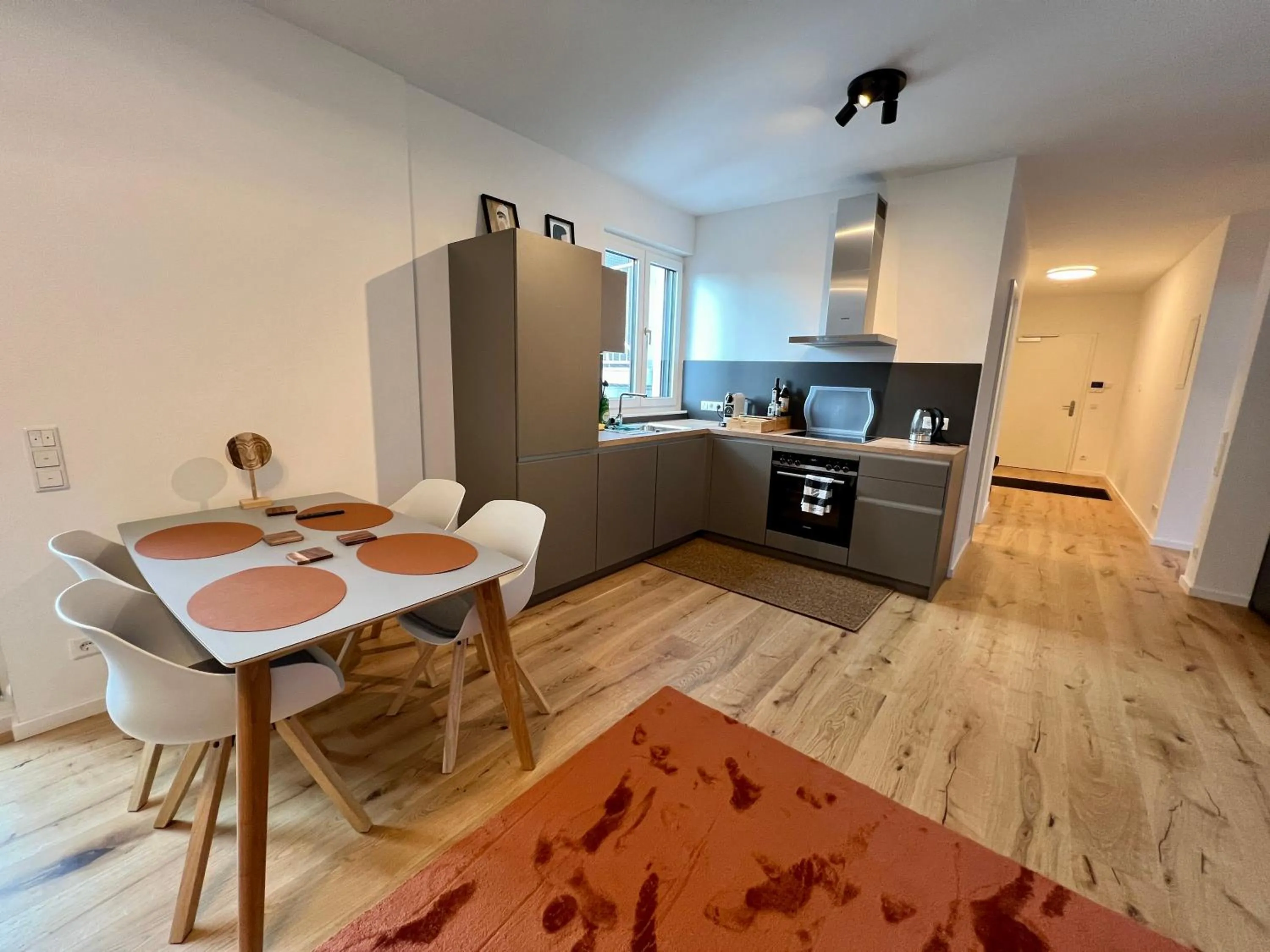 Dining area in Workplace Apt/27inch Screen for 2 or 4/Kitchen