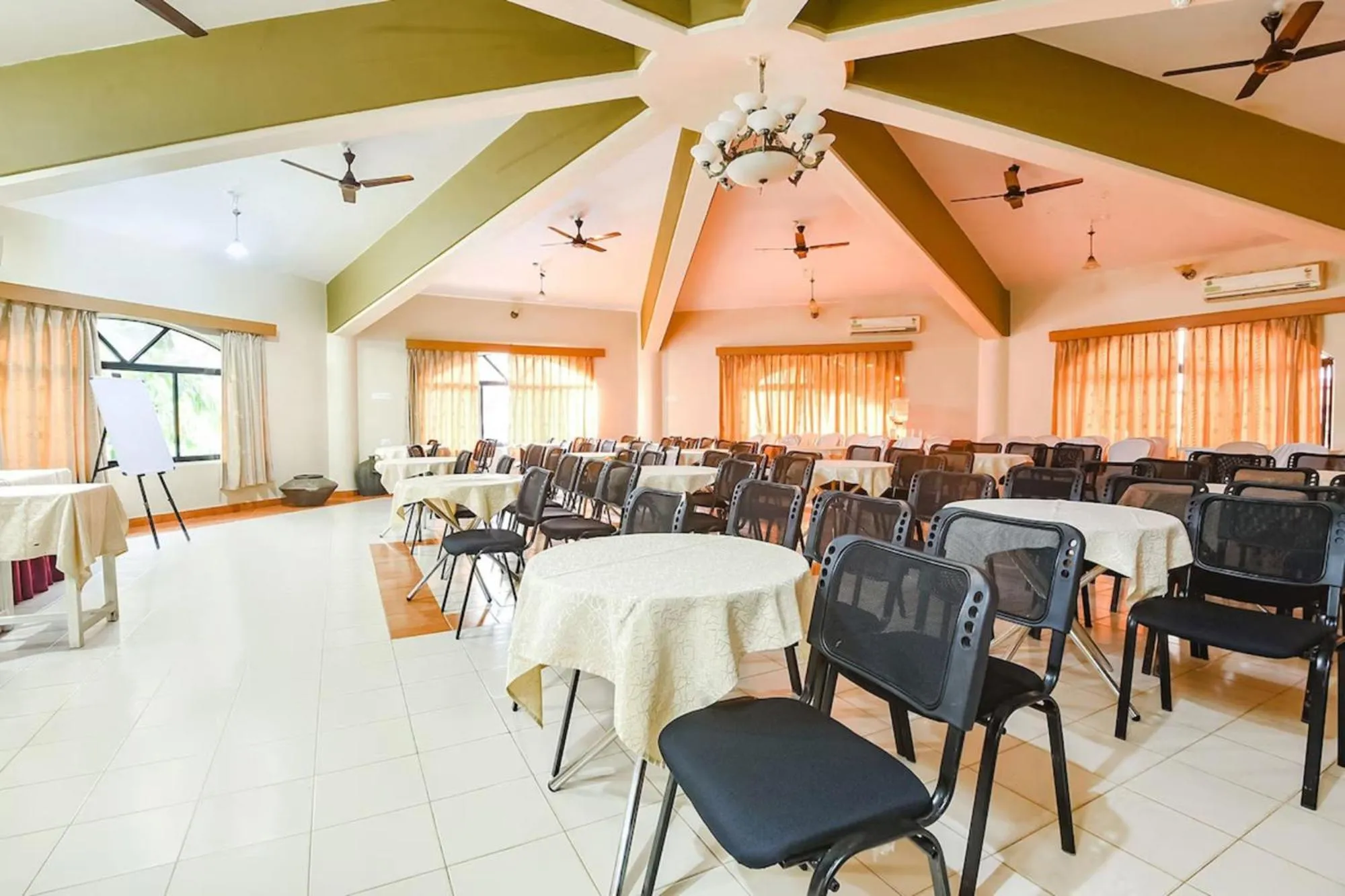 Meeting/conference room in FabHotel Prime Emerald Highland - 500M From Candolim Beach