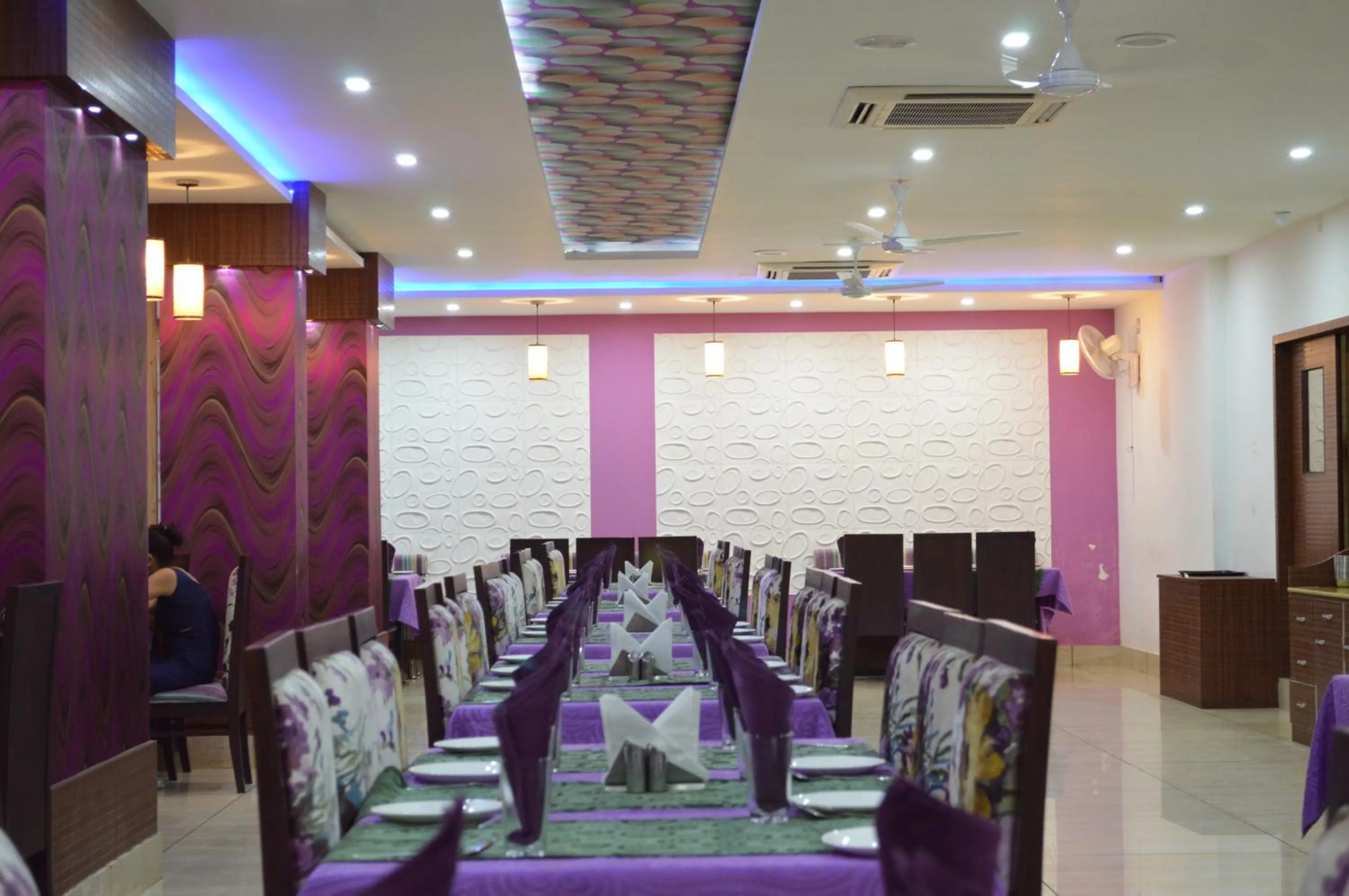 Restaurant/places to eat in Hotel Heeralal