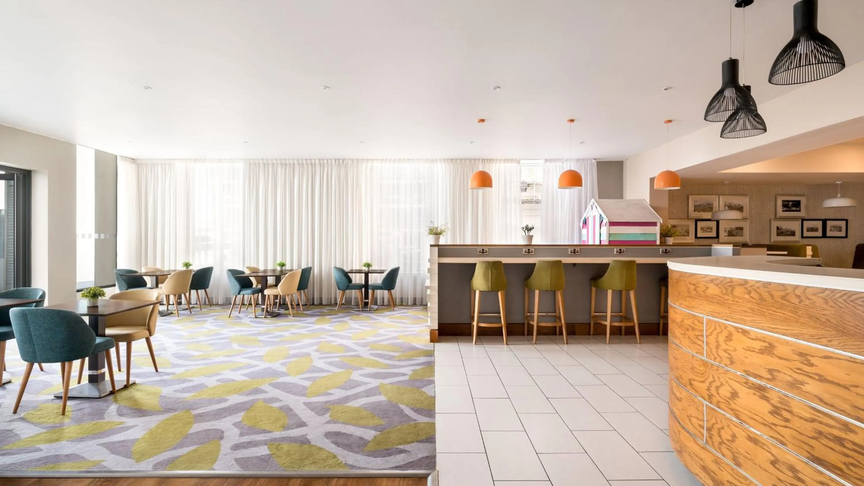 Lounge or bar in Holiday Inn Brighton Seafront by IHG
