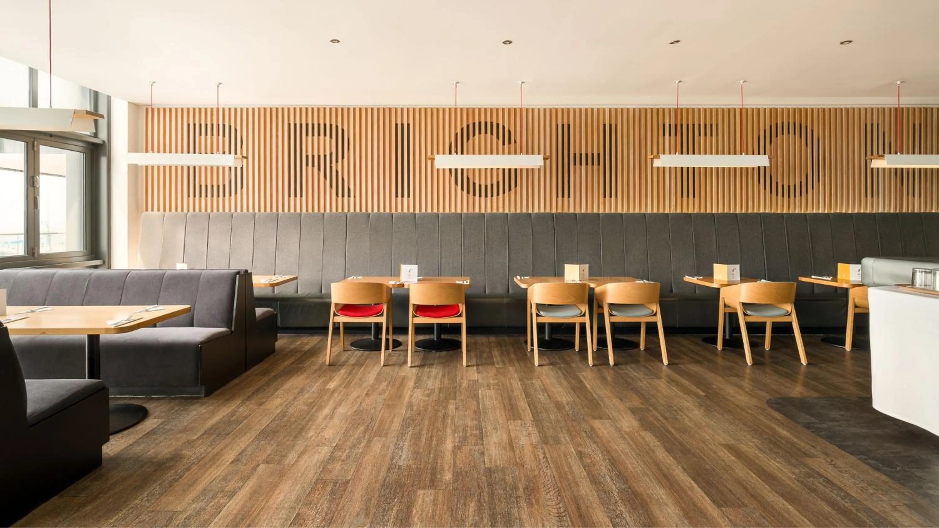 Restaurant/places to eat in Holiday Inn Brighton Seafront by IHG