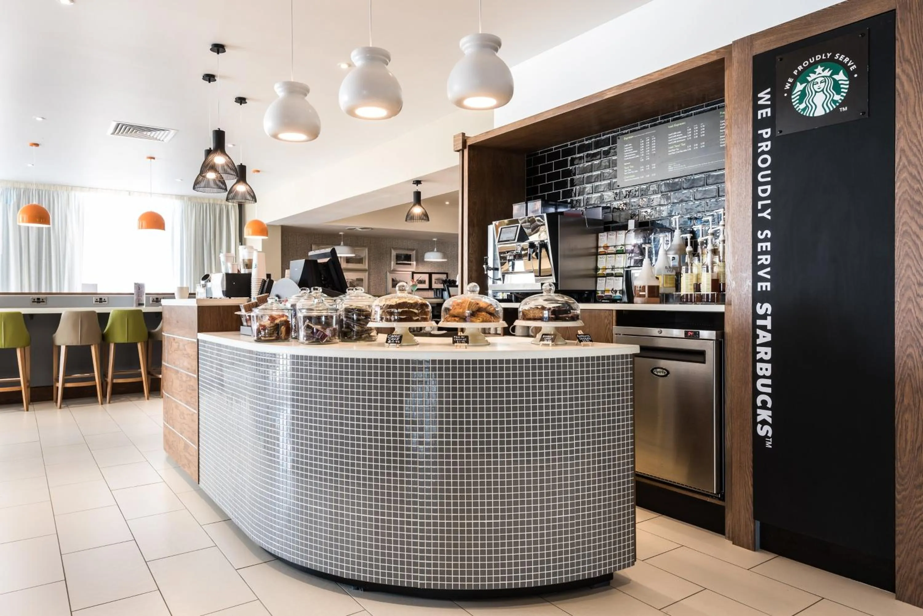 Lounge or bar in Holiday Inn Brighton Seafront by IHG