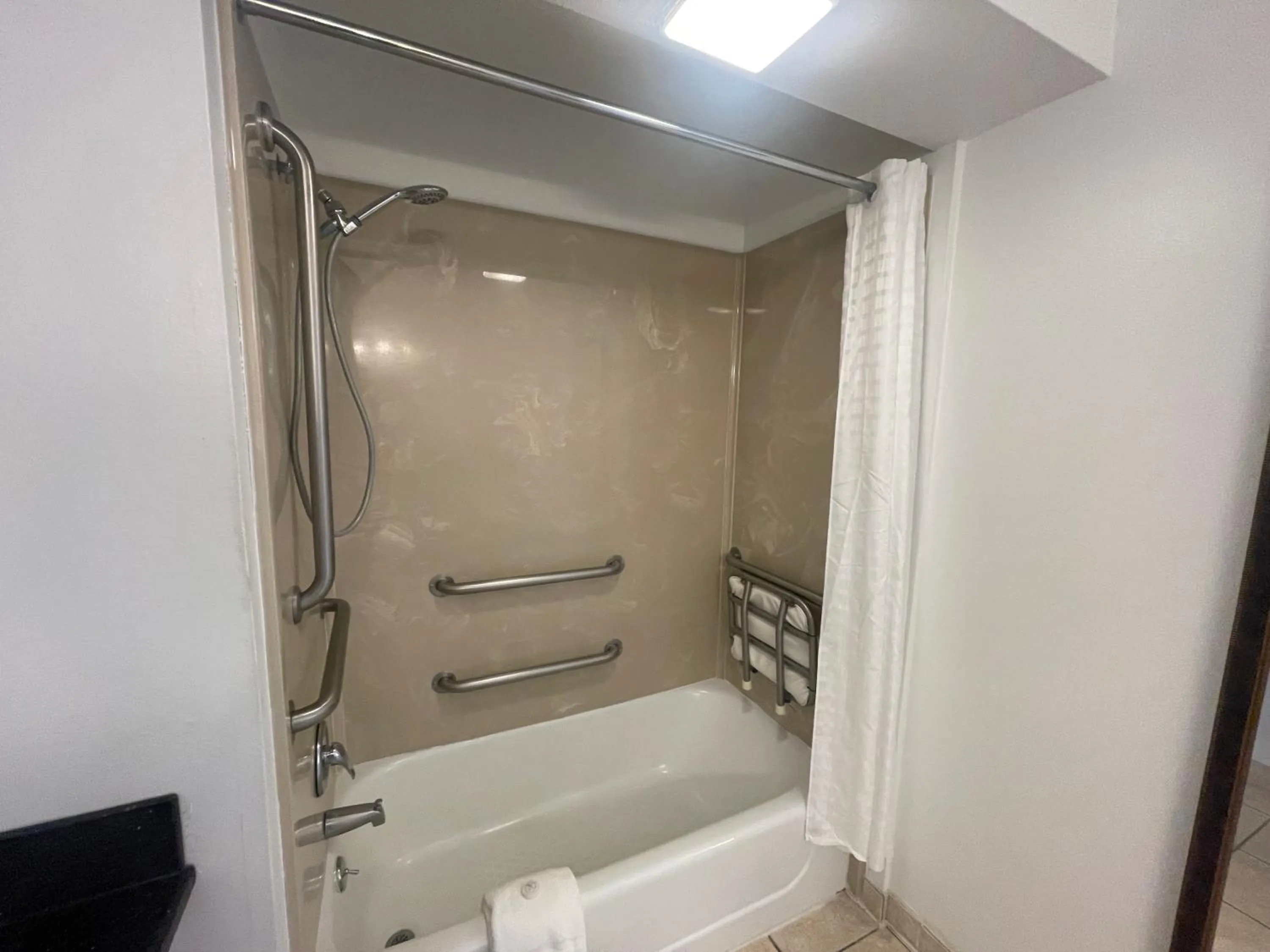 Shower in Stagecoach Inn Woodville