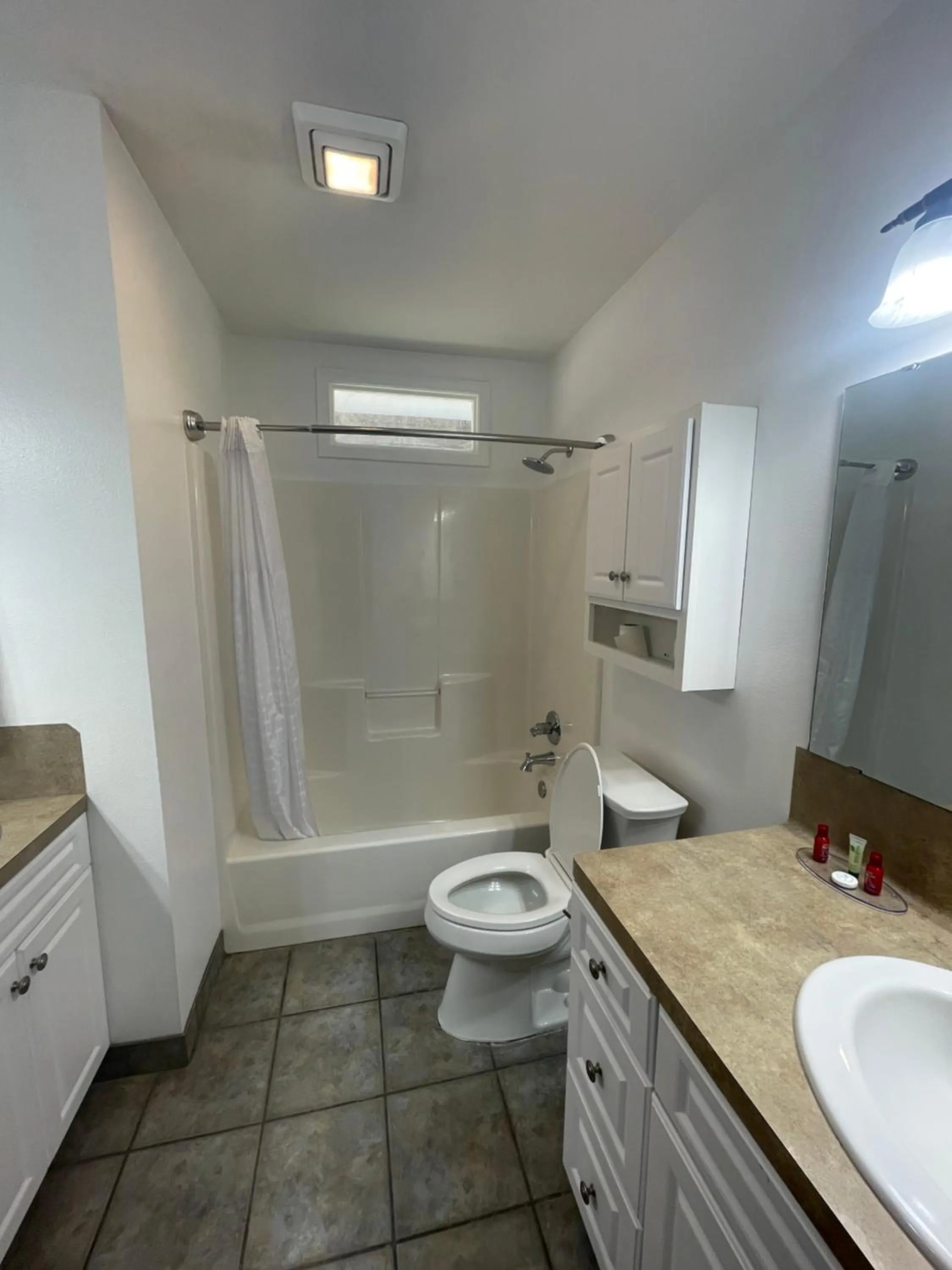 Shower in Stagecoach Inn Woodville