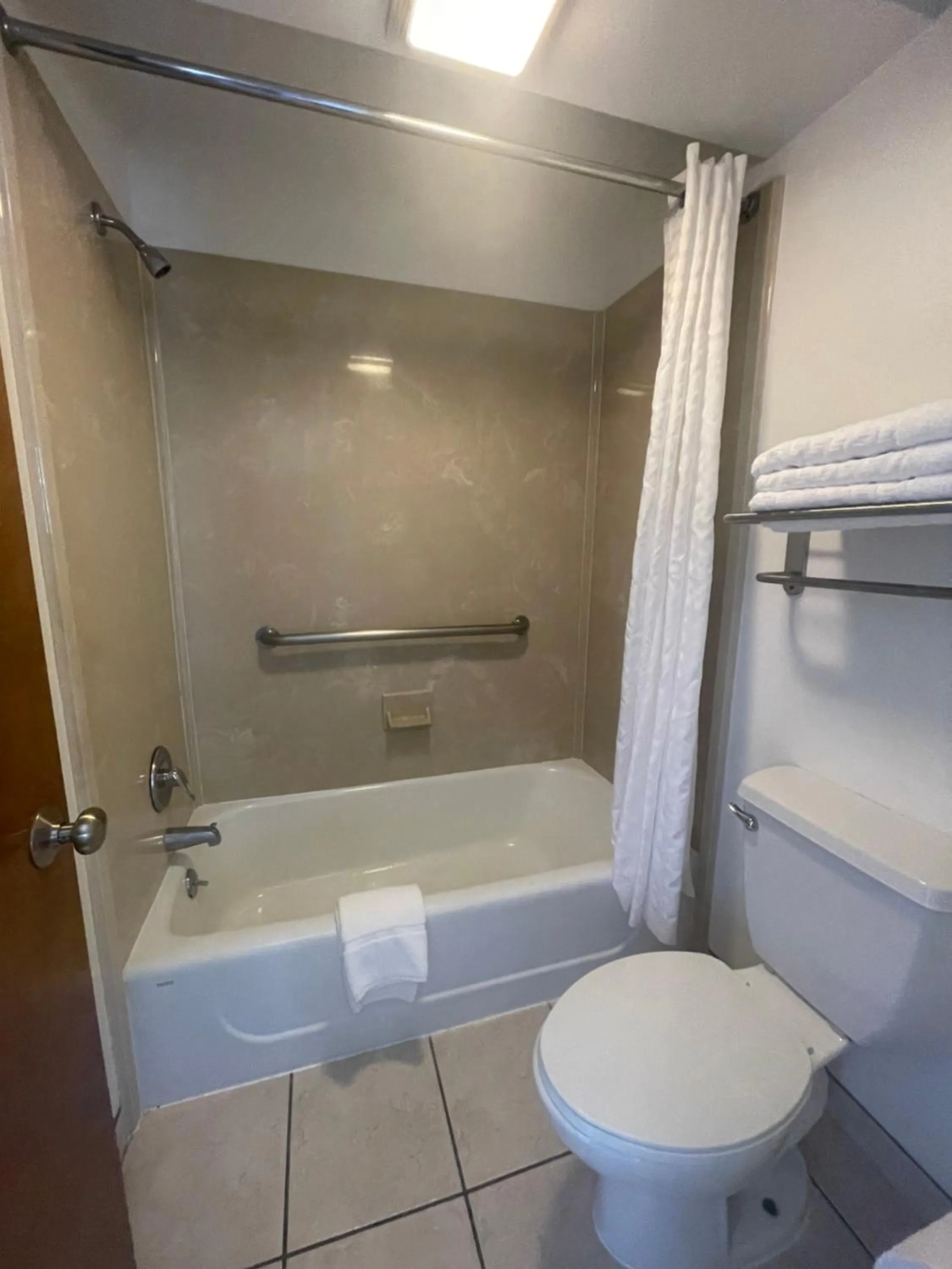 Bathroom in Stagecoach Inn Woodville