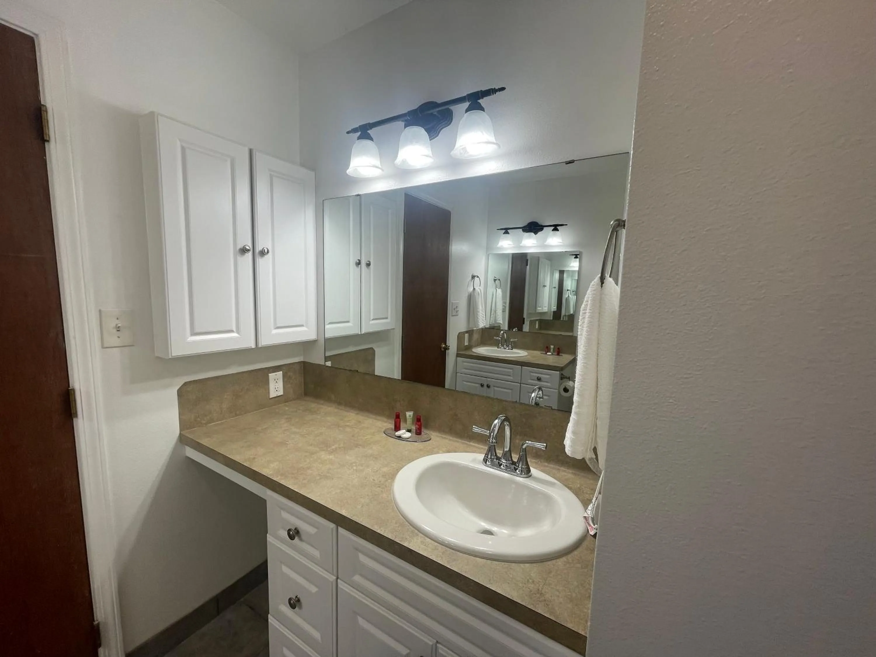 Bathroom in Stagecoach Inn Woodville