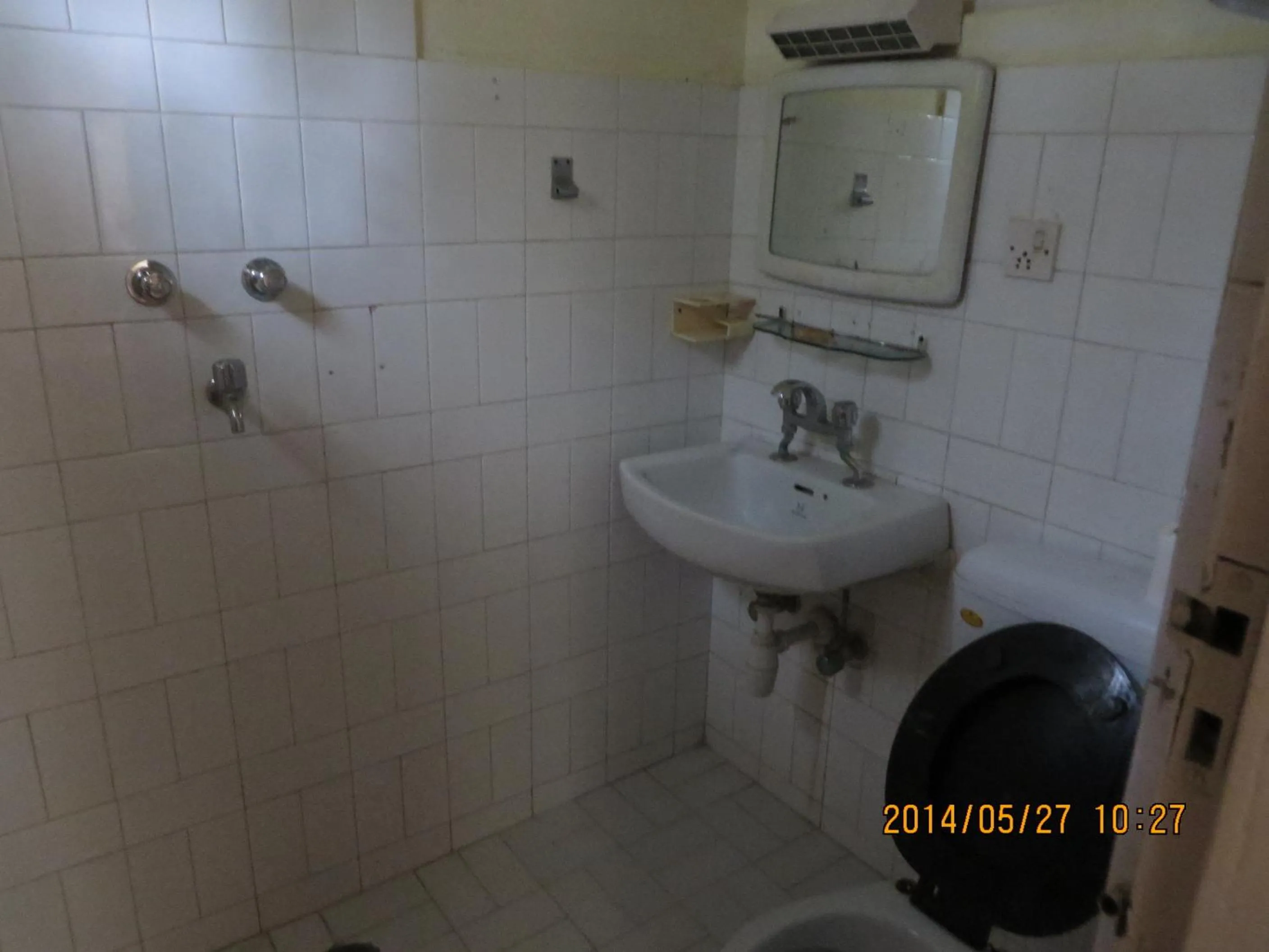 Bathroom in New United Hotel