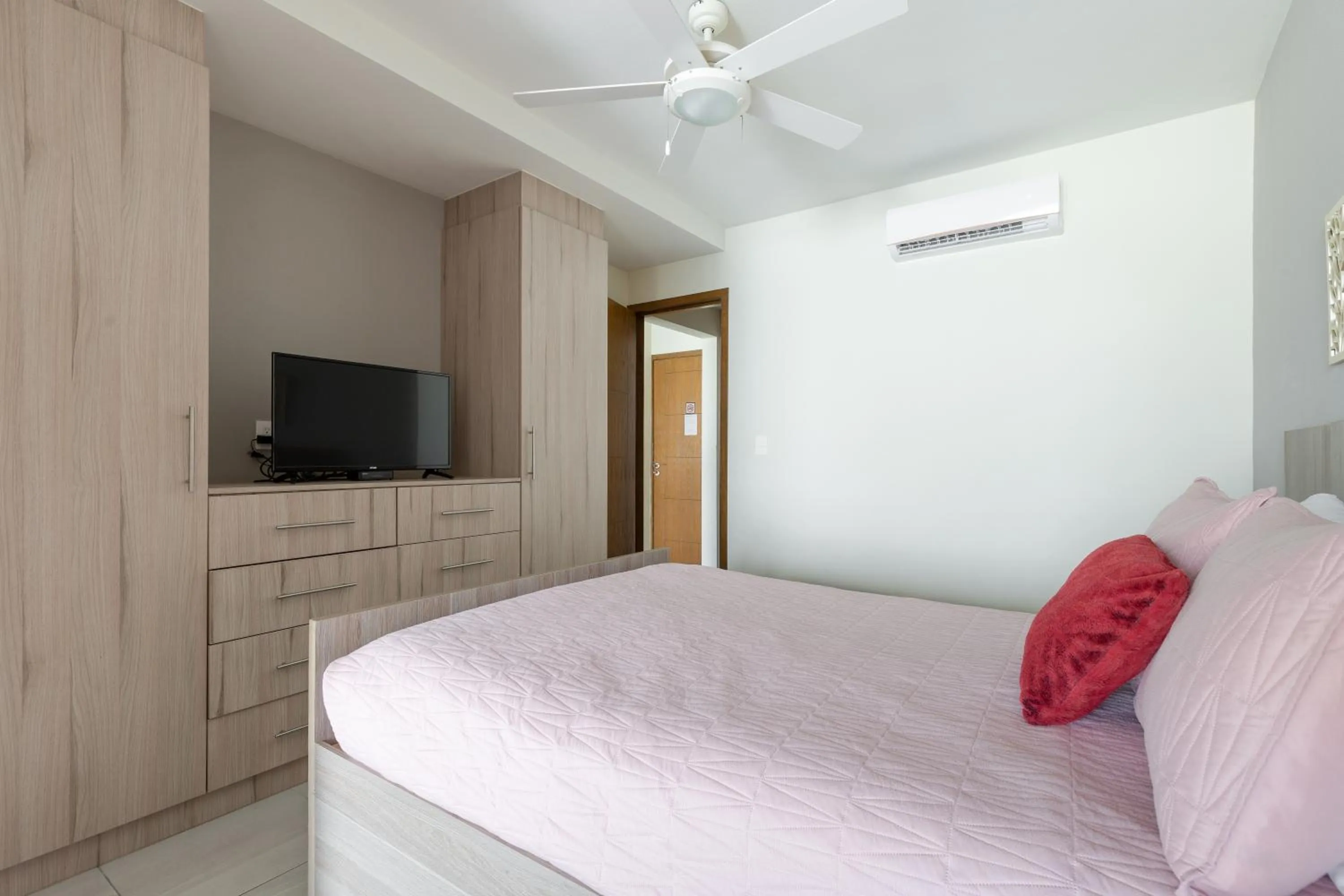 Communal lounge/ TV room, Bed in Deluxe fully furnished 2bd