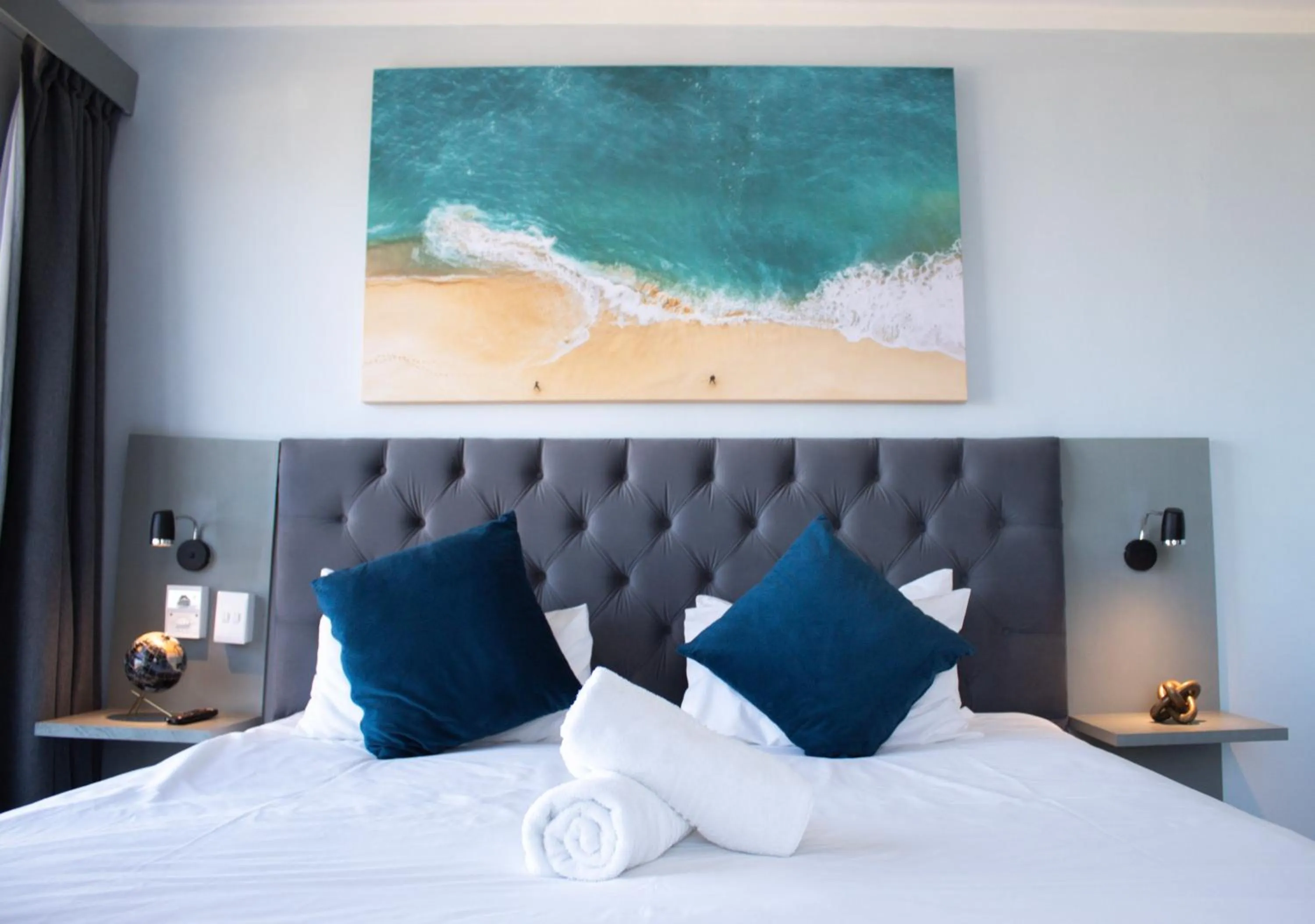 Bedroom, Bed in Ocean Breeze Hotel