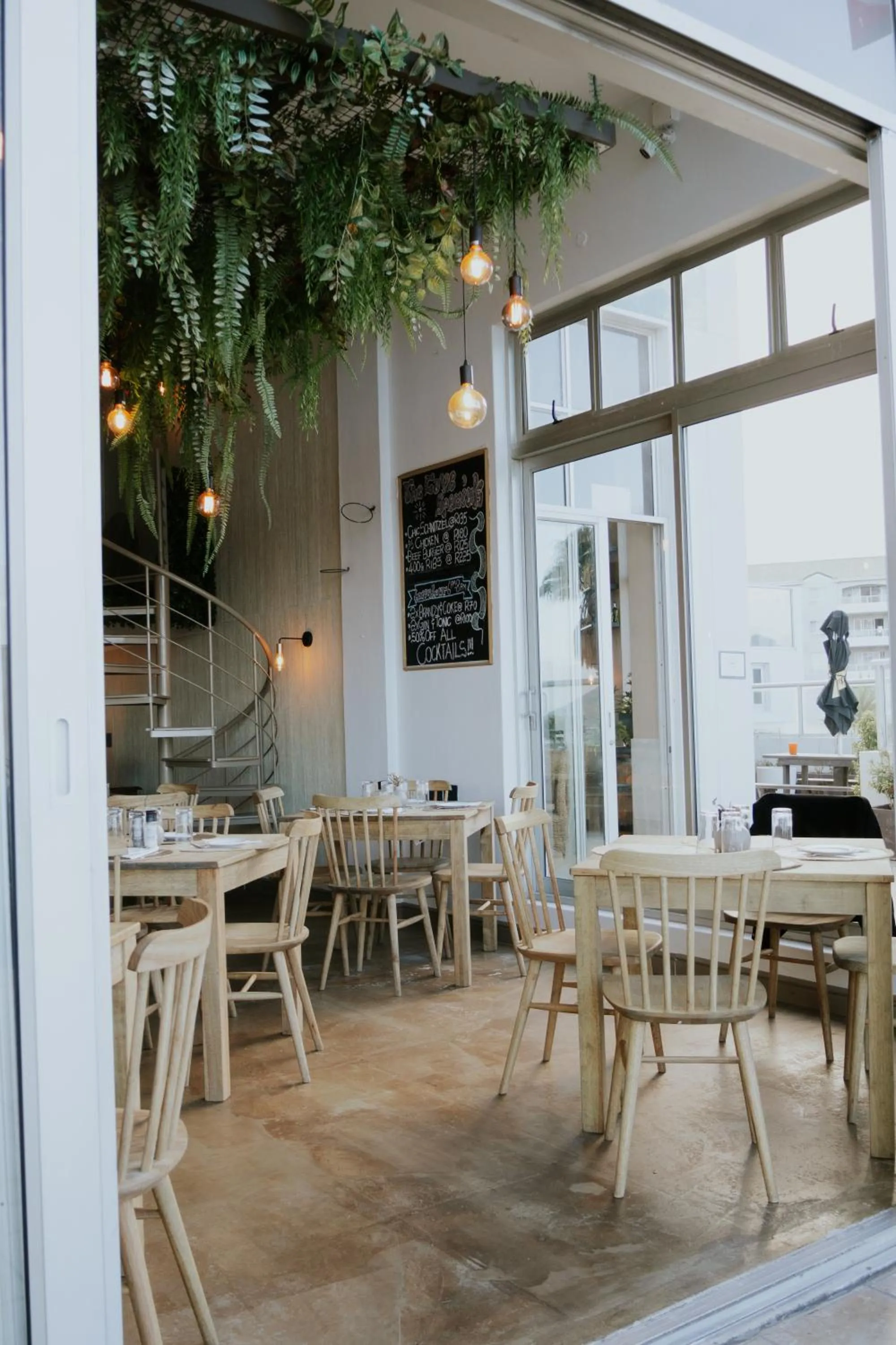 Restaurant/places to eat in Ocean Breeze Hotel