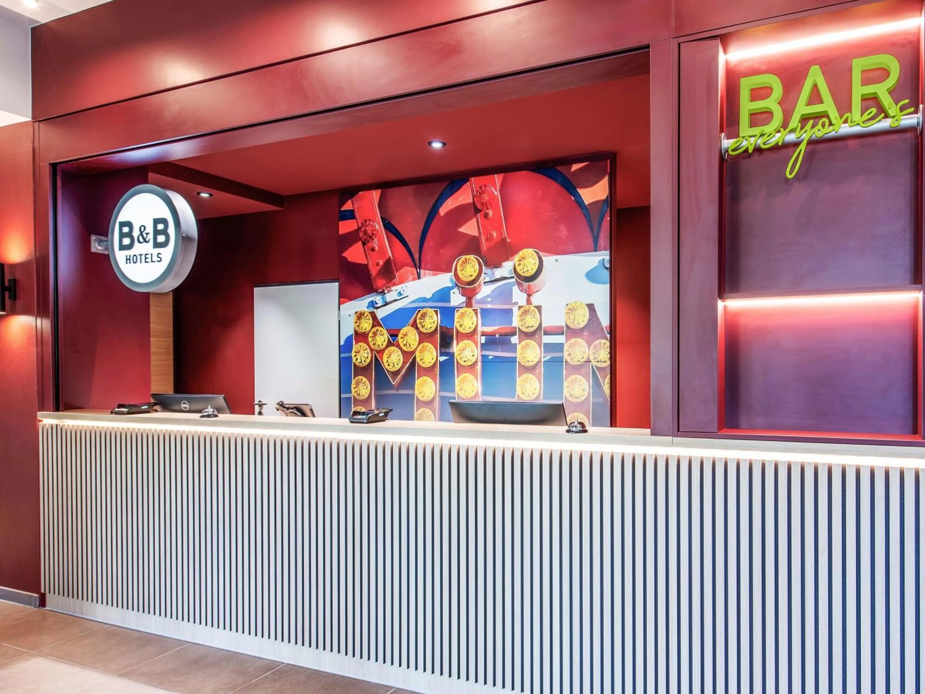 Lobby or reception in B&B Hotel München City-West