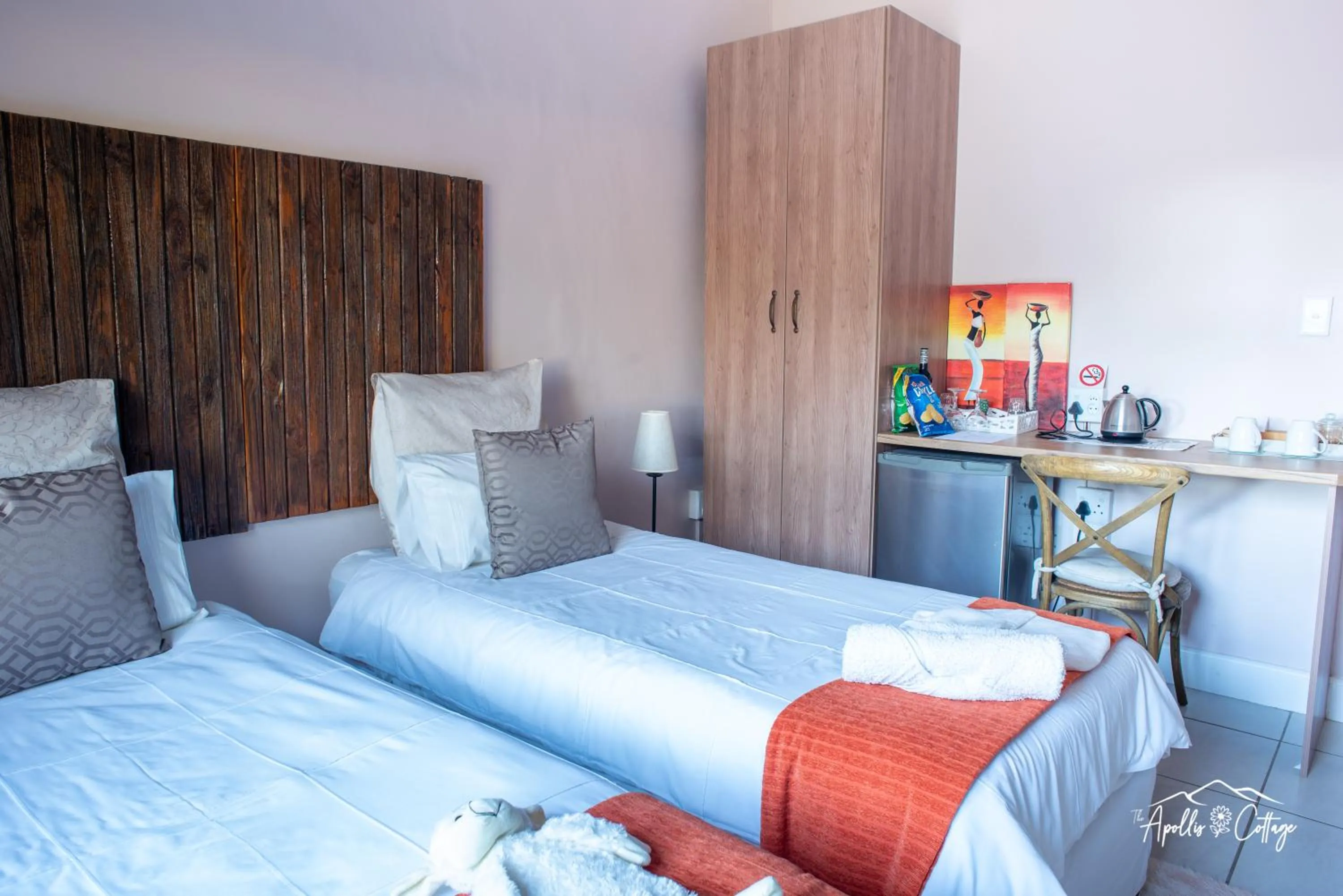 Bedroom, Bed in Apollis Cottage