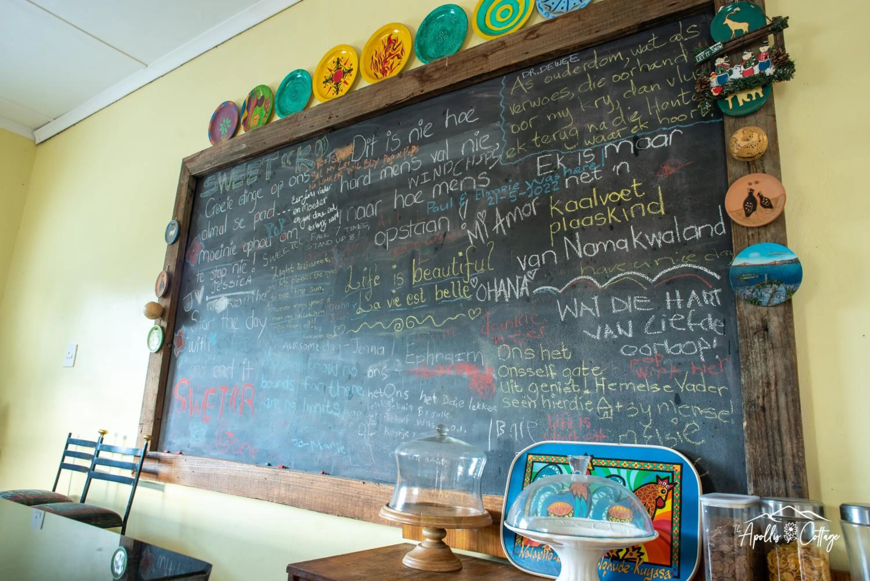 Text overlay in Apollis Cottage