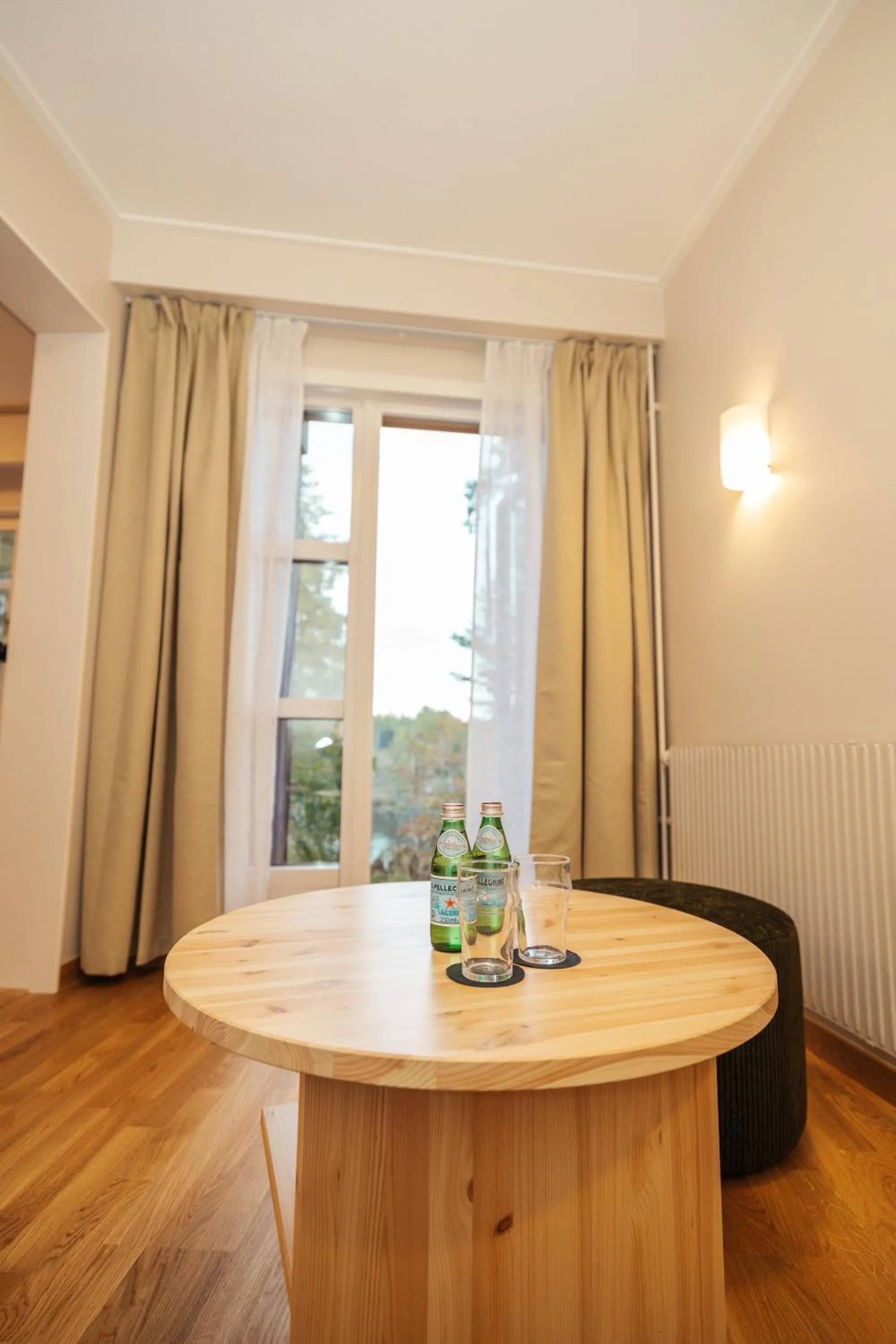 Seating area in Barken Lodge